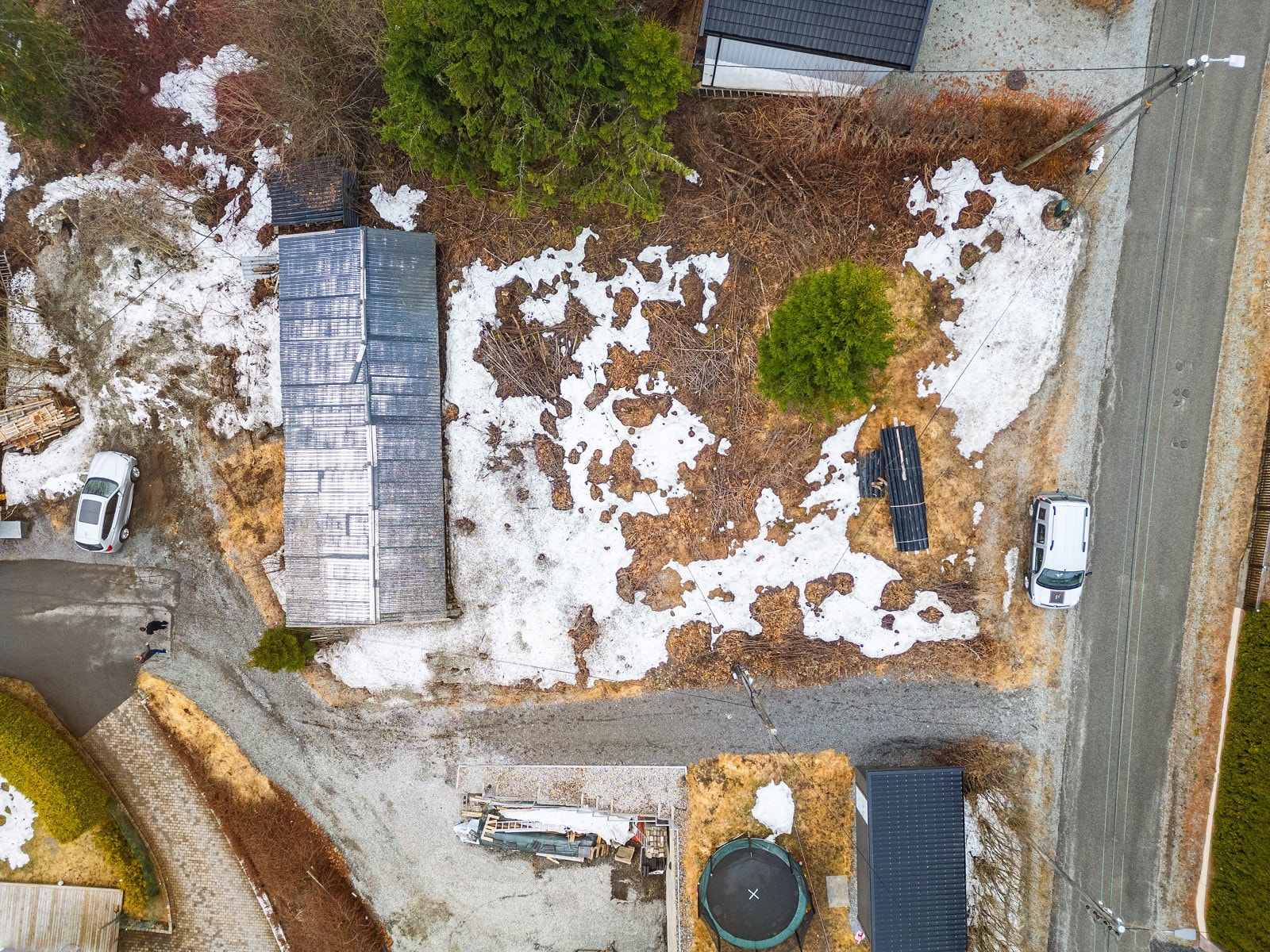 Det står et gammel uthus på tomten i dag Galleribilde