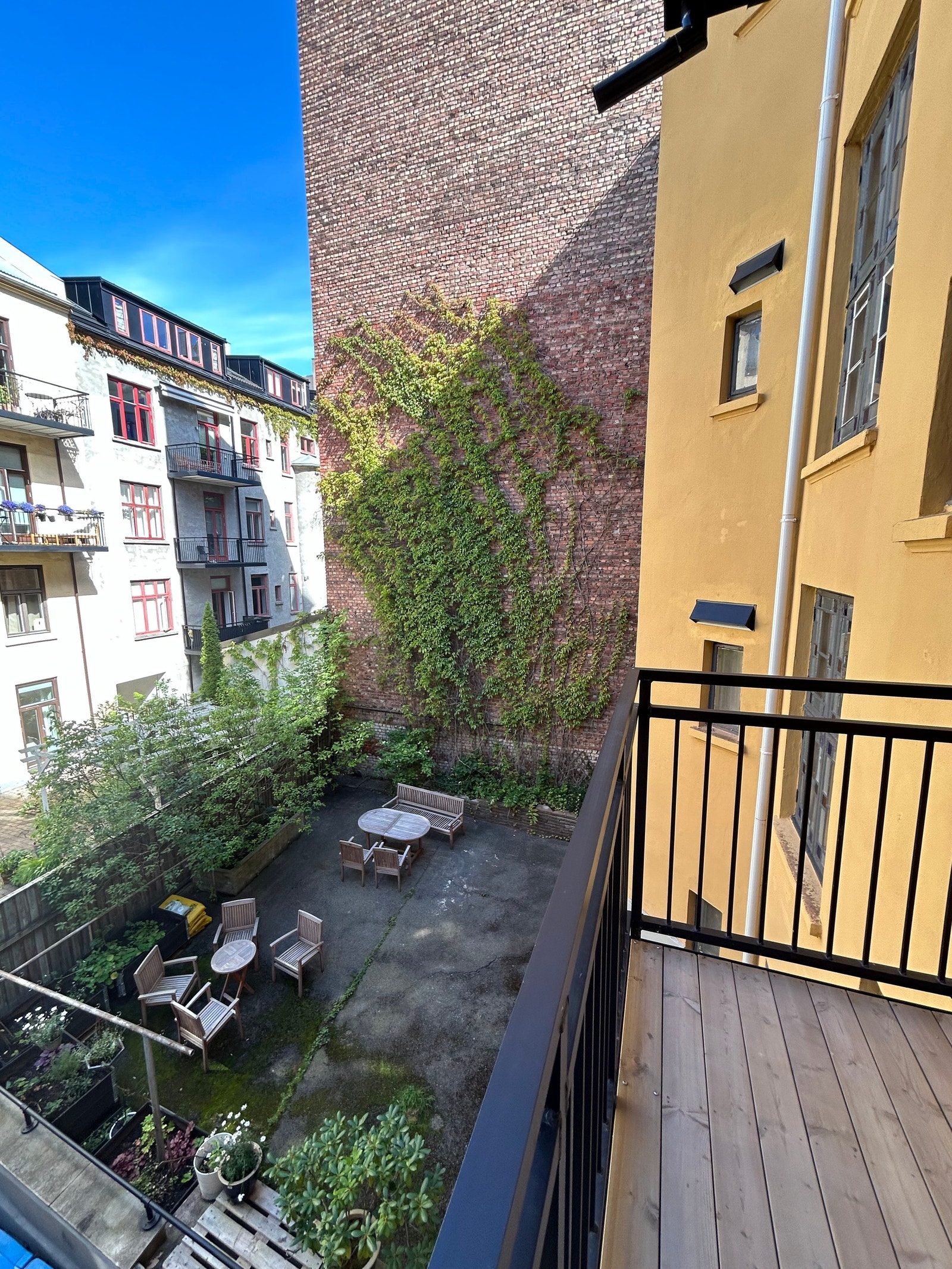 Stor balkong mot koselig bakgård. Galleribilde