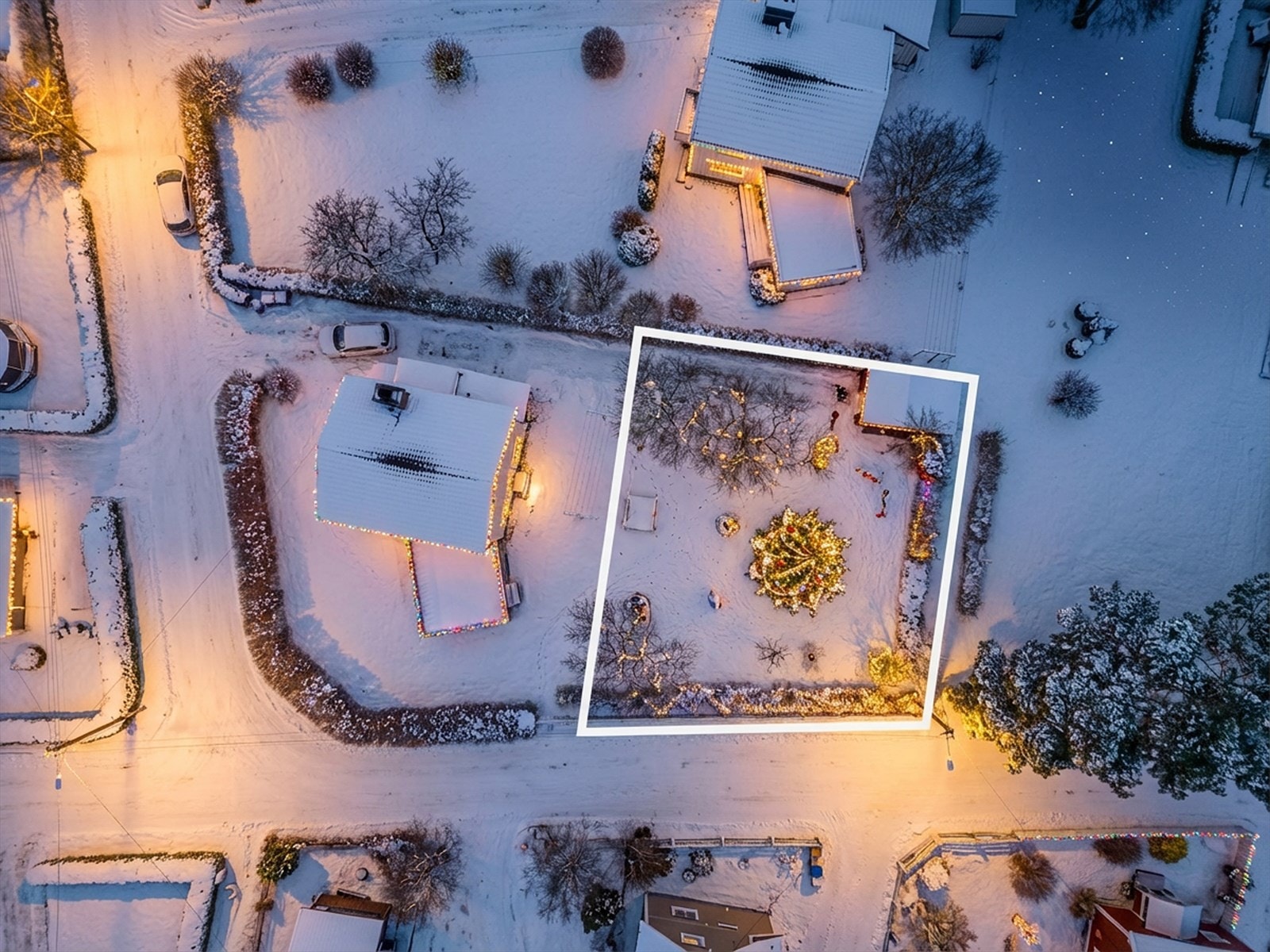 Attentus har gleden av å presentere denne fine tomten i all sin juleprakt. Det gjøres oppmerksom på at bildet er KI generert, og avviker fra virkeligheten. Galleribilde