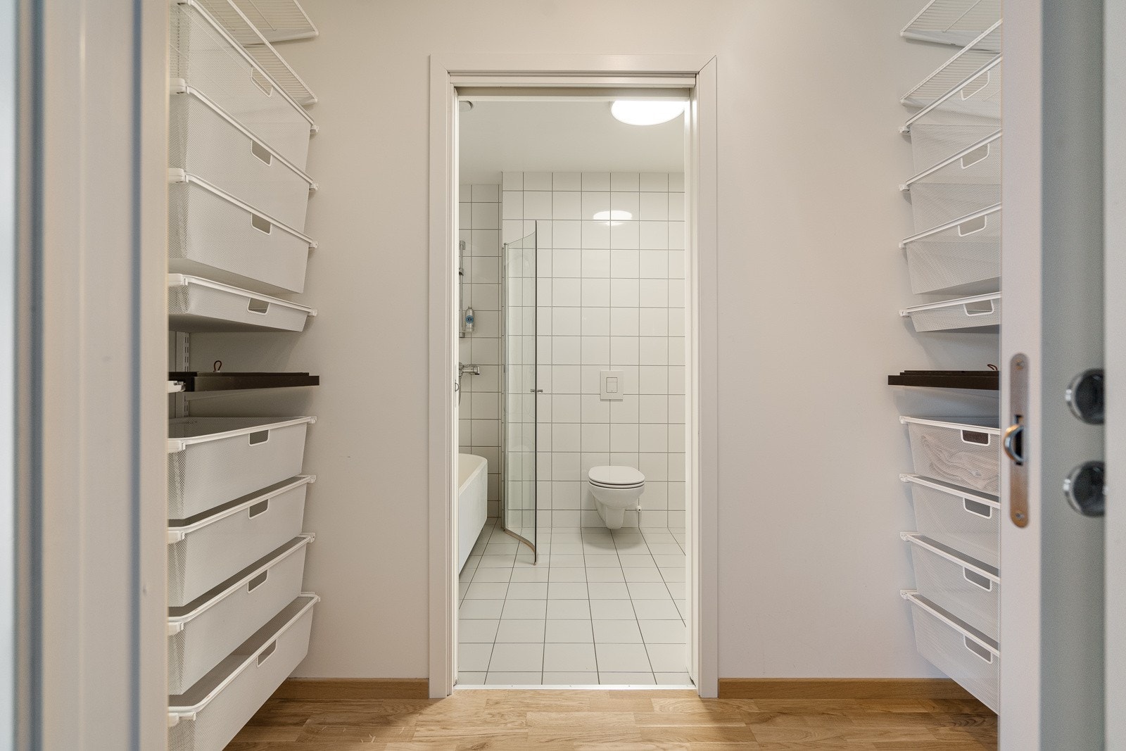 Garderobe i tilknytting til hovedsoverom Galleribilde