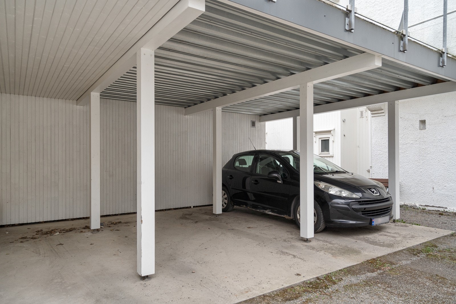 Carport med egen parkering Galleribilde