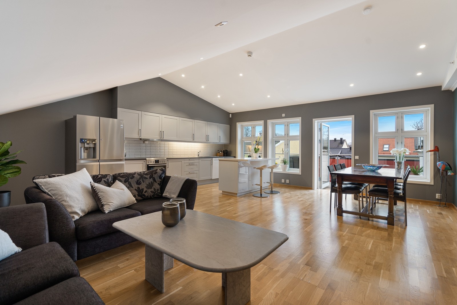 Leiligheten ligger i 3. etasje, med adkomst via både heis og trapp. Galleribilde