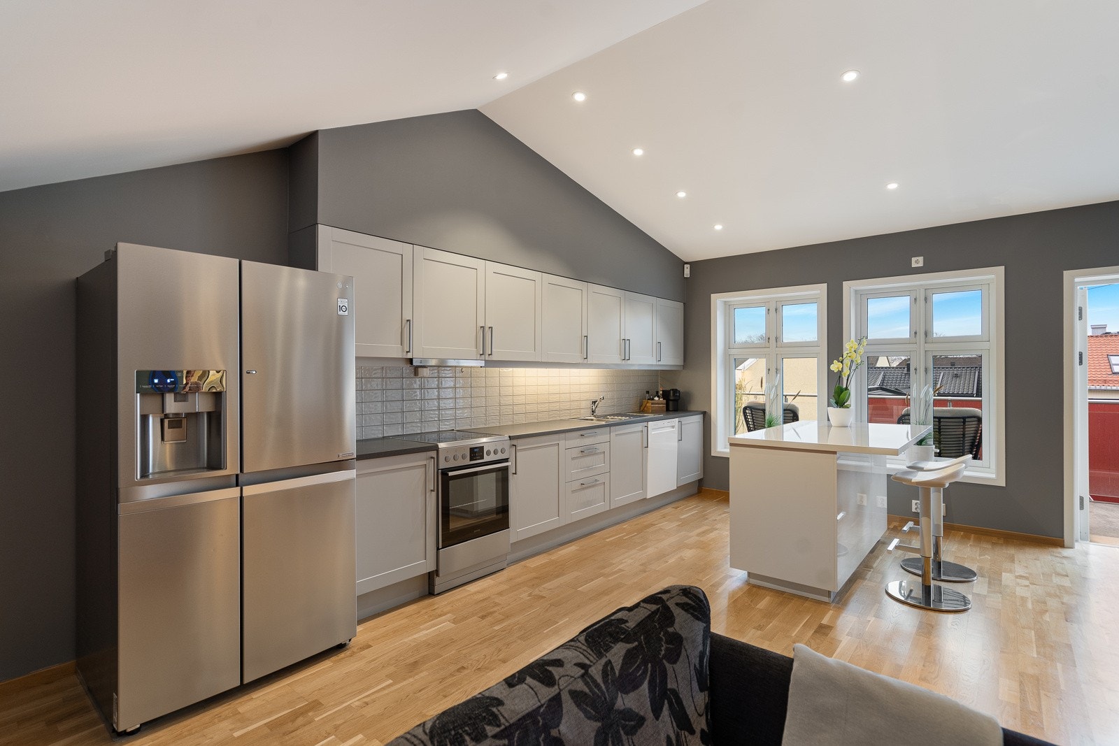 God takhøyde i stuen, noe som gir en god og luftig romfølelse Galleribilde