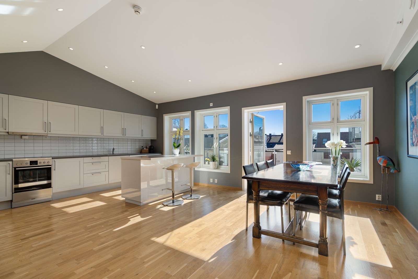 Kjøkkenet og stuen ligger i åpen løsning og i tilknytning til hverandre Galleribilde