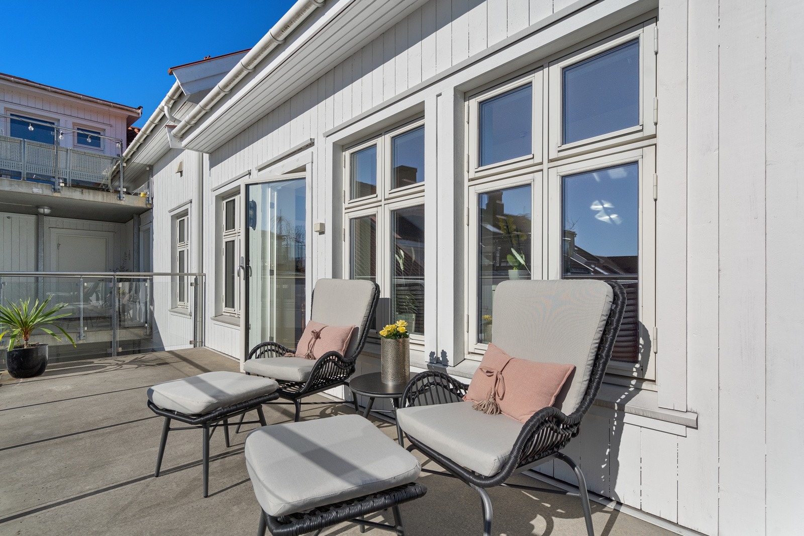 Stor balkong med gode solforhold Galleribilde