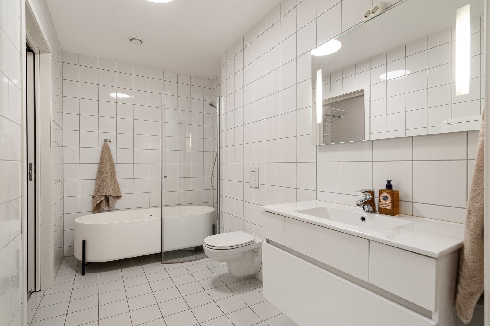 Lekkert bad med stor og romslig dusj Galleribilde