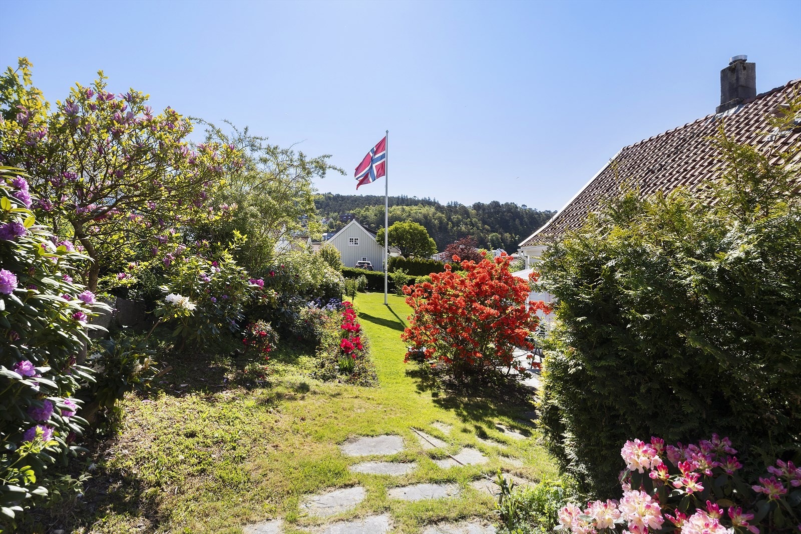 En perle i Egersund sentrum med stor hage, garasje og meget gode solforhold Galleribilde