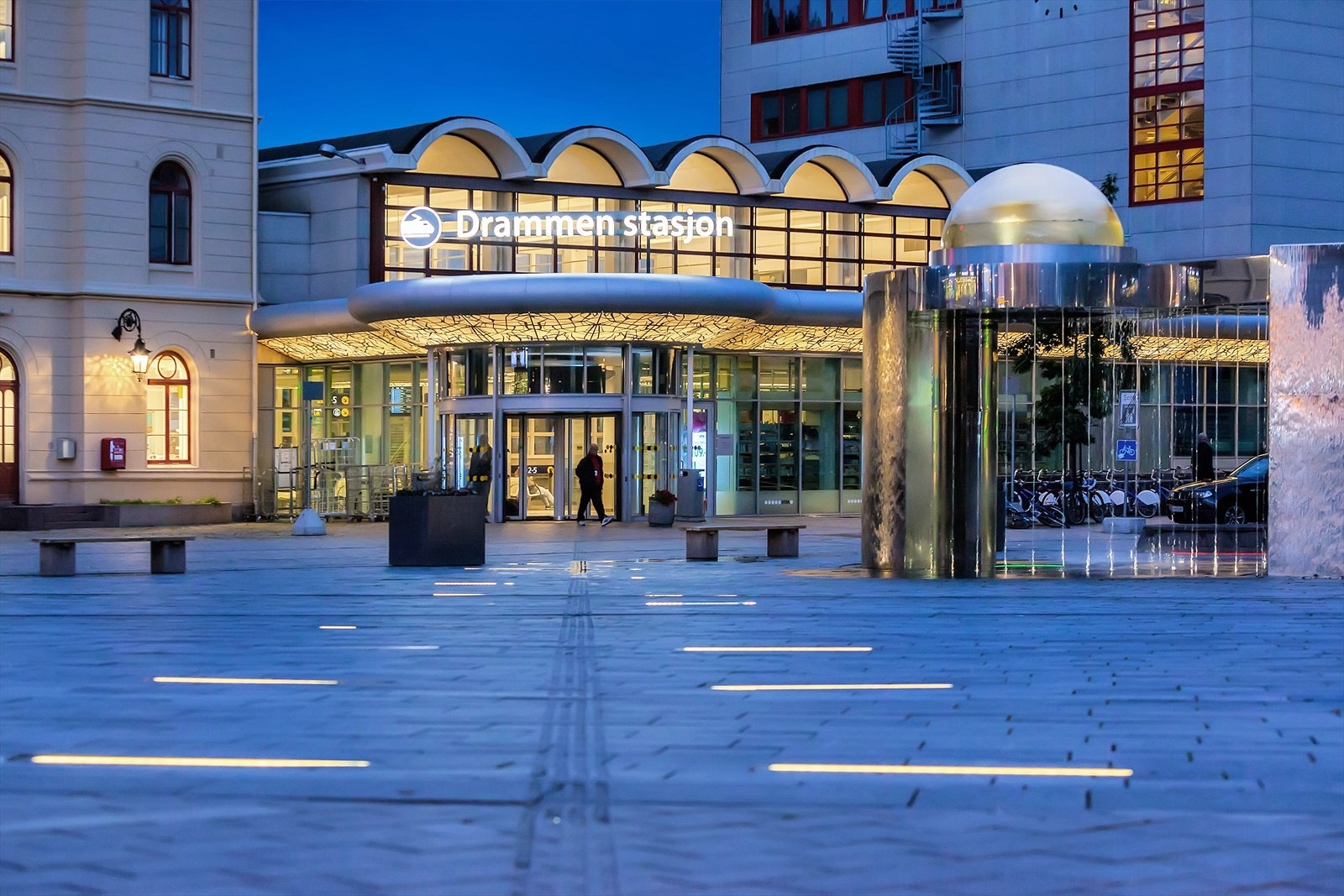 Få minutters gange til Drammen stasjon med hyppige avganger retning Oslo og Kongsberg. Galleribilde