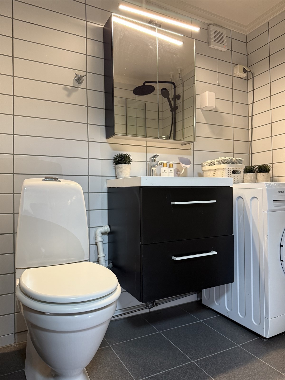 Opplegg for vaskemaskin og tørketrommel på badet Galleribilde