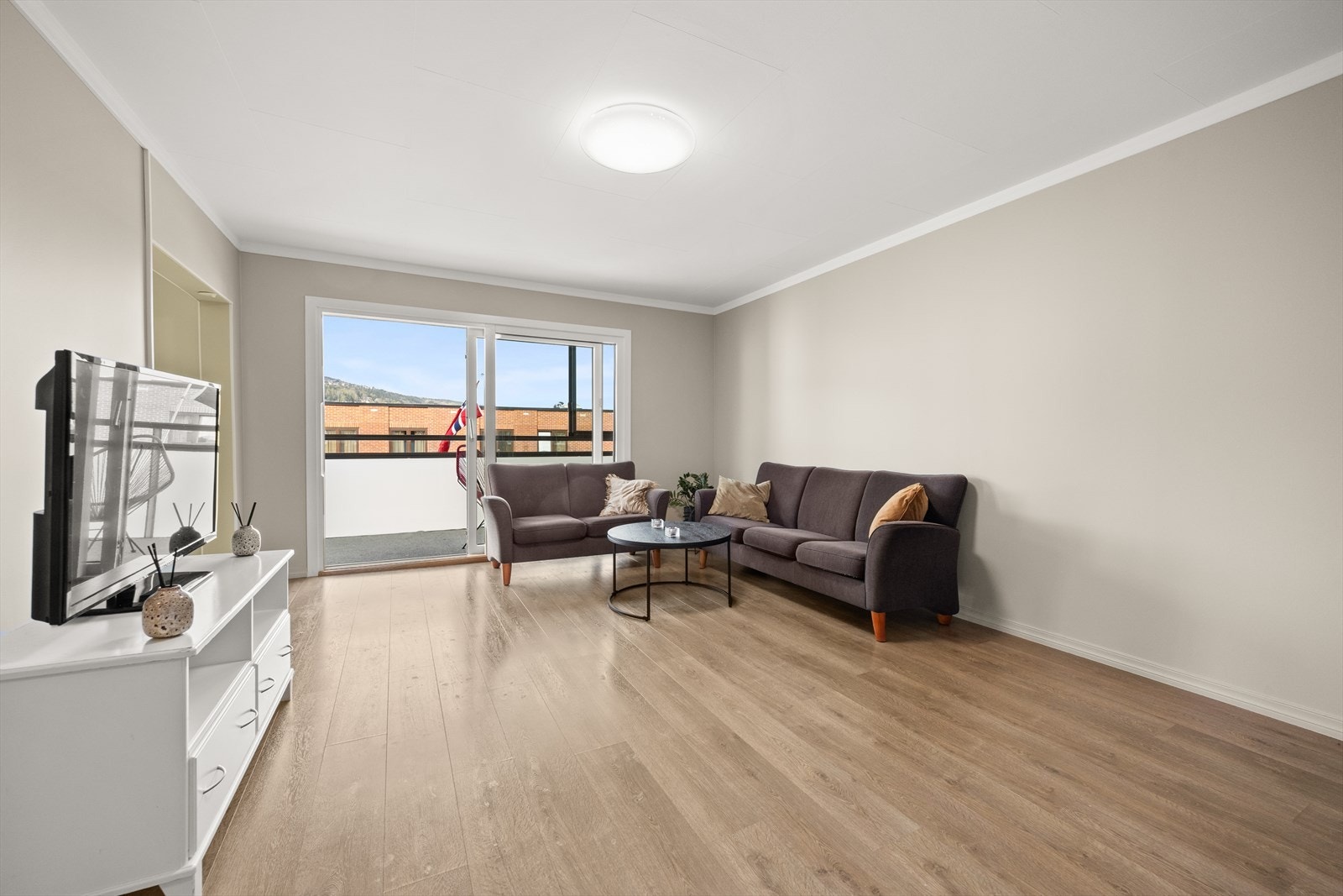 Lys og romslig stue Galleribilde