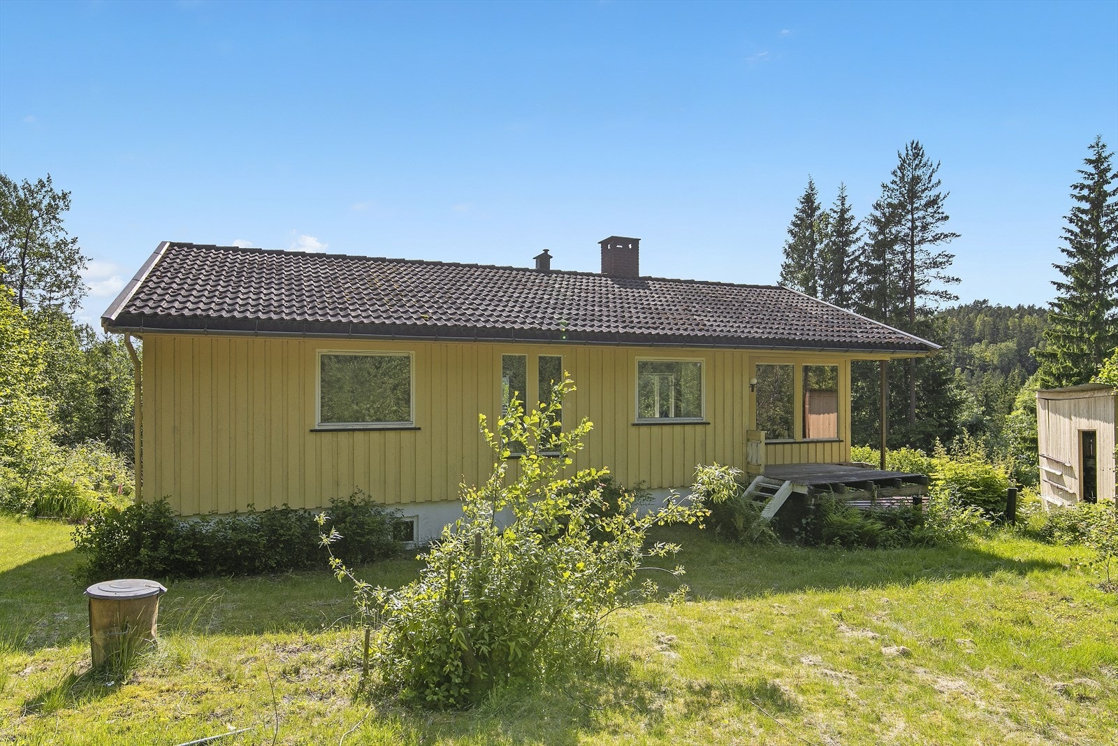 Eneboligen går over 2 plan og inneholder; vindfang, hall m/trapp, stue/spisestue, kjøkken, bad, wc-rom, vaskerom, 3 soverom og boder. Galleribilde