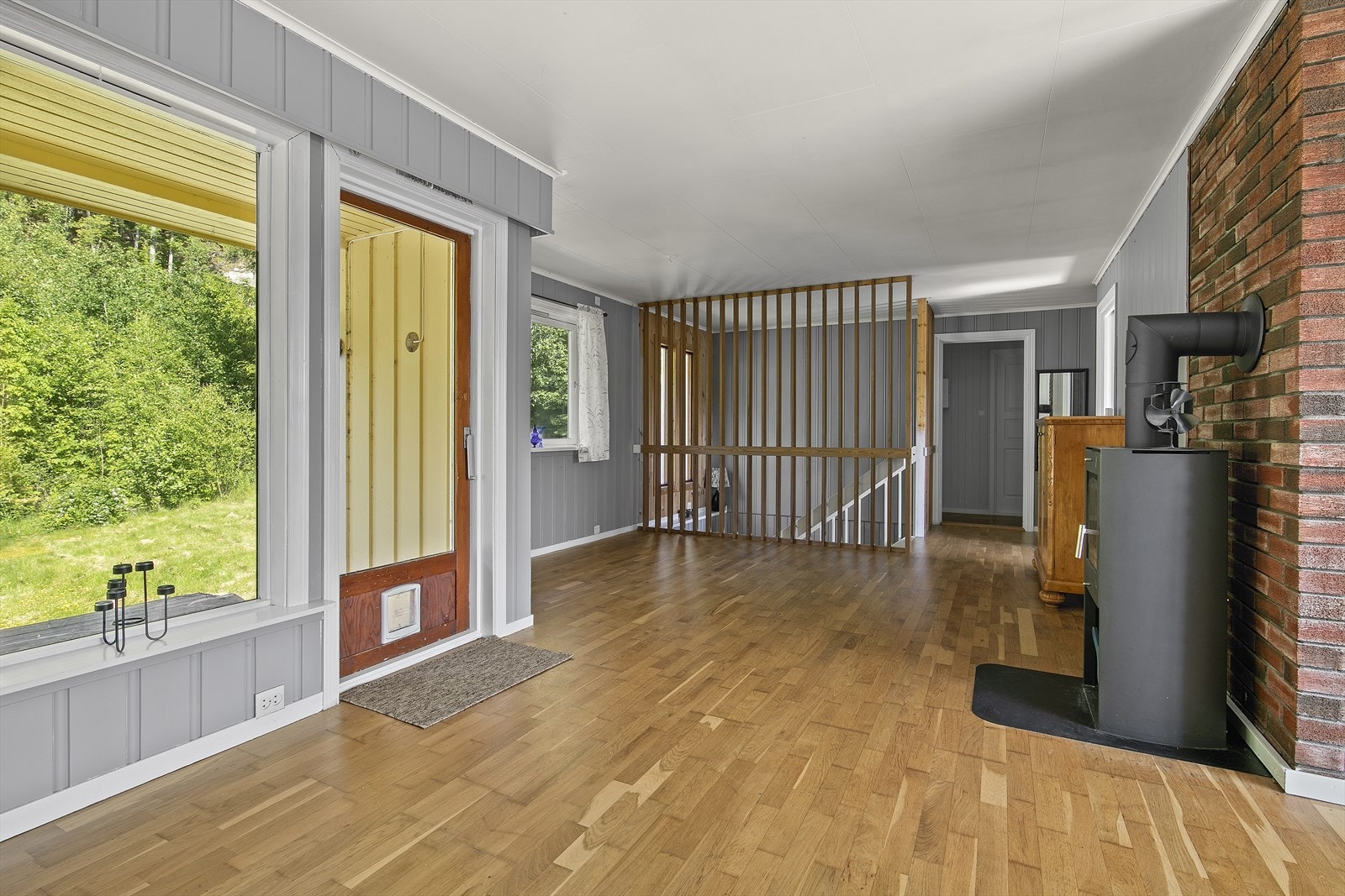 Det er montert nyere vedovn i stue/spisestue. Galleribilde