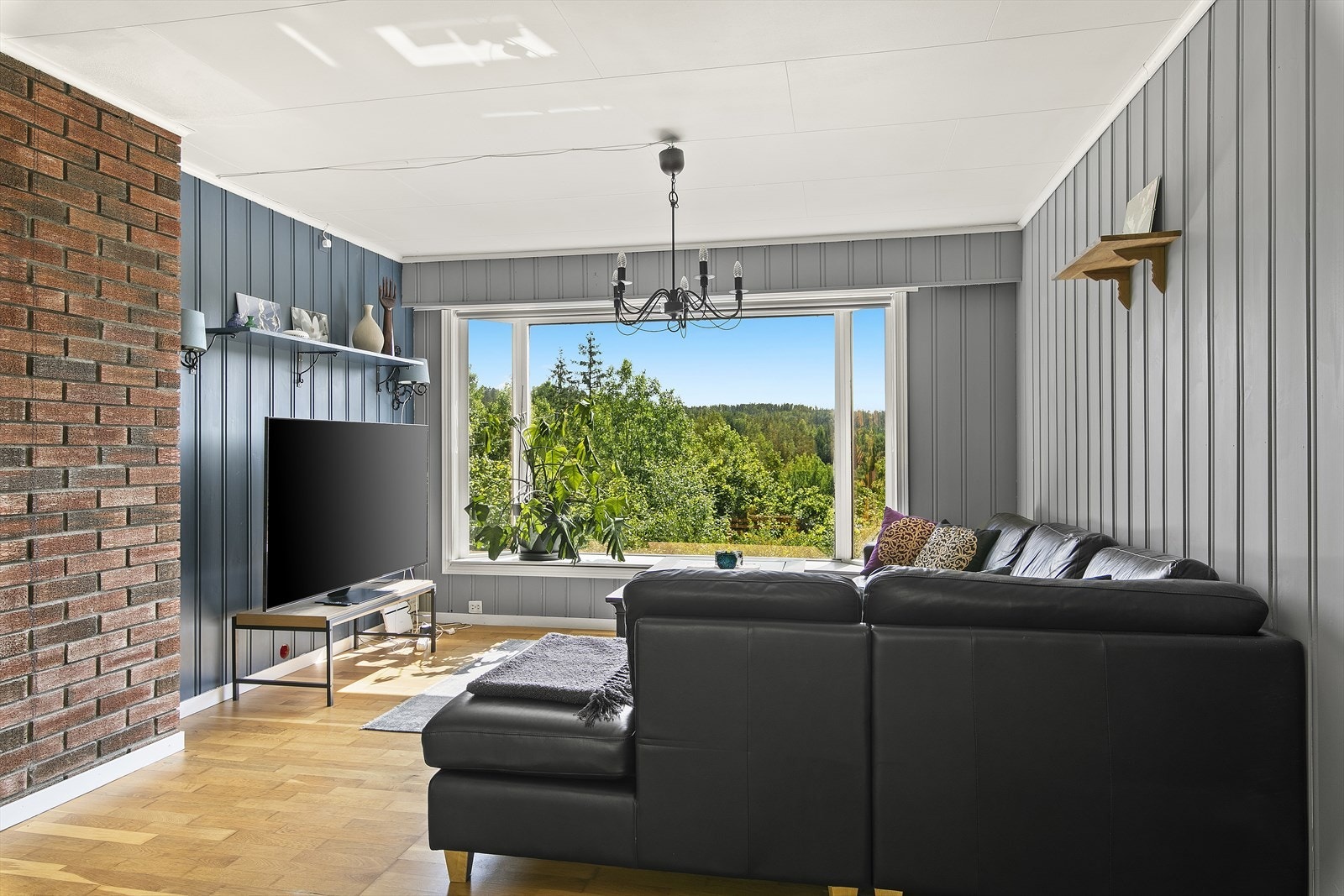 Romslig stue med plass til både spise- og sittegruppe. Galleribilde