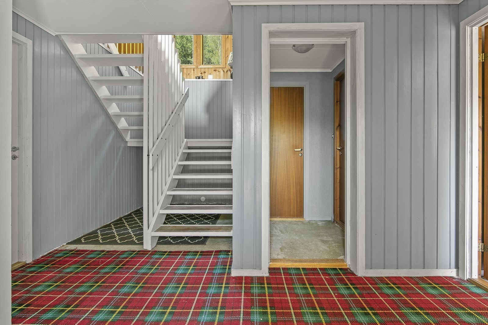 Videre er det hall med trapp opp til hovedplan. Galleribilde