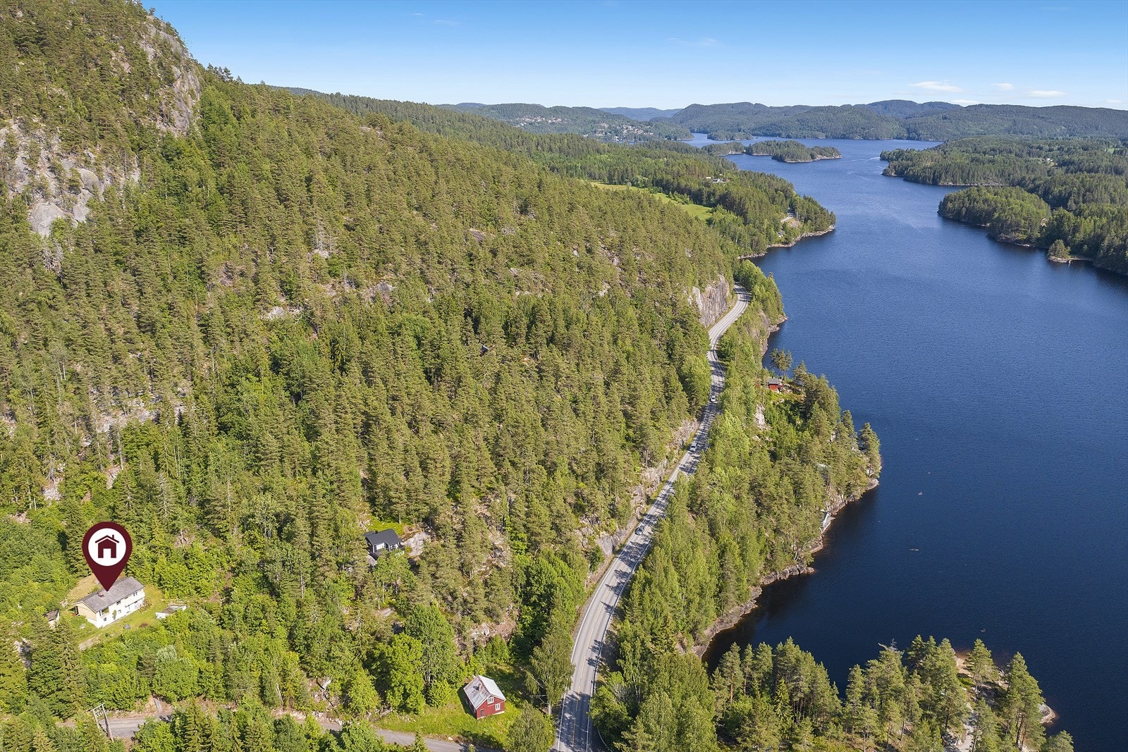 Eiendommen ligger ca. 150 meter i luftlinje fra innsjøen Toke, som er en perle med sine utallige øyer og bukter. Galleribilde