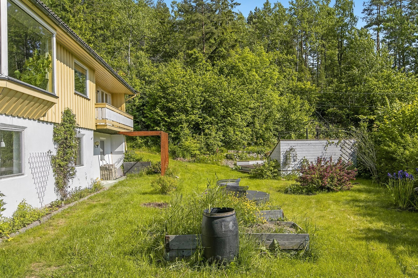 Overbygd inngangsparti før deg inn i et vindfang i underetasjen. Galleribilde