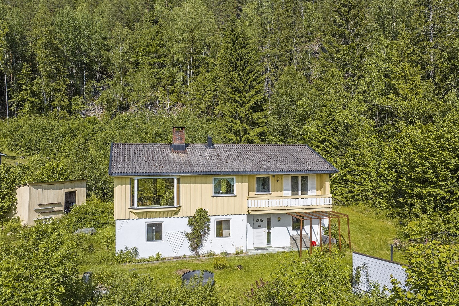 Enebolig oppført ca. 1980, beliggende i landlige omgivelser ca. 10 minutter fra Drangedal sentrum. Galleribilde