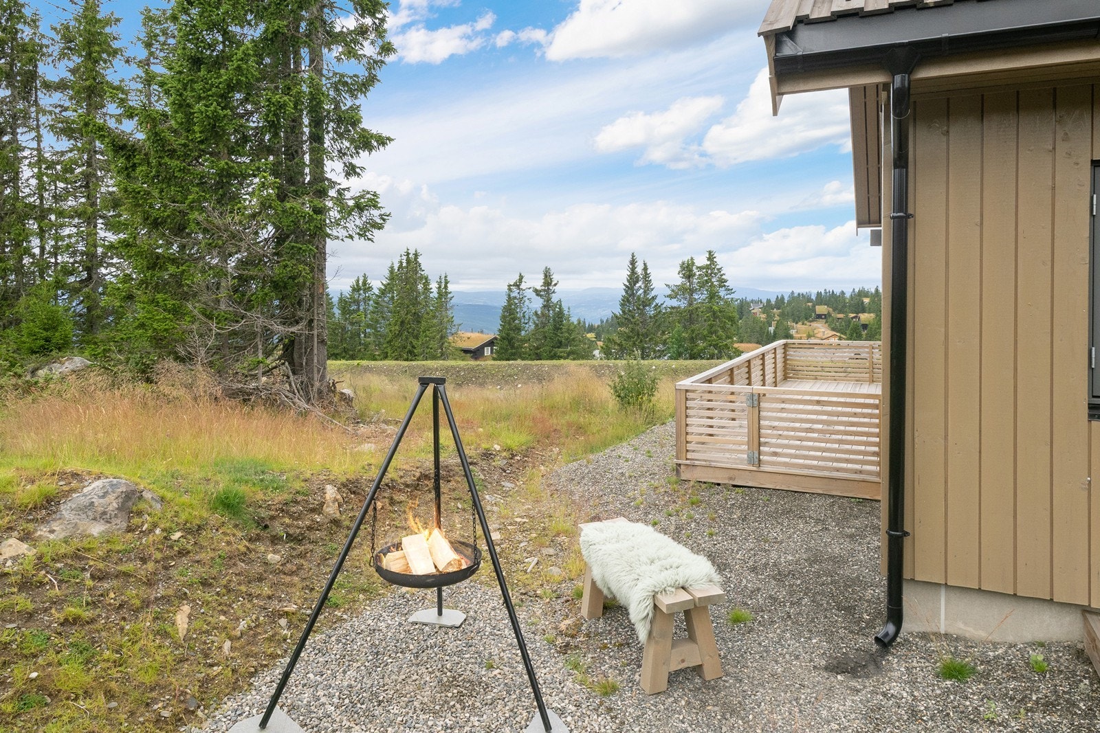 Skap nye minner utenfor hytteveggen, enten rundt en bålpanne, eller med ski på bena. Galleribilde