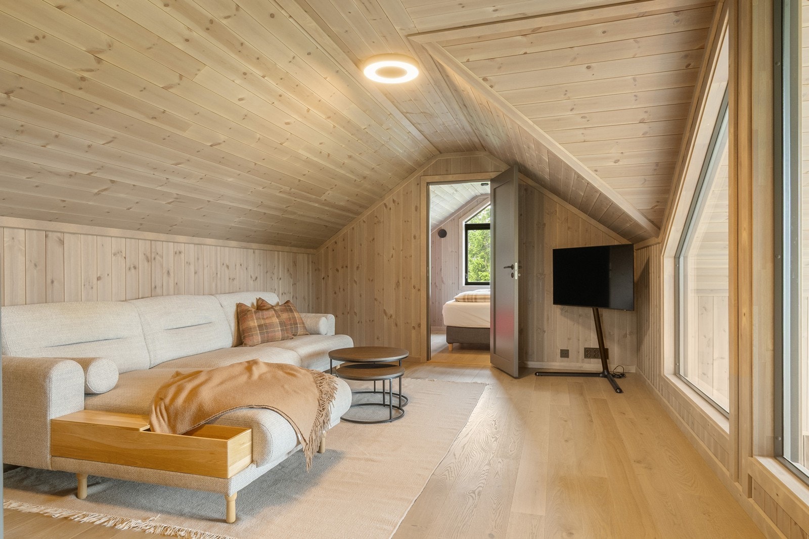 Oppe i loftstuen er det lyst og trivelig. Et perfekt bonusrom for storfamilien. Galleribilde