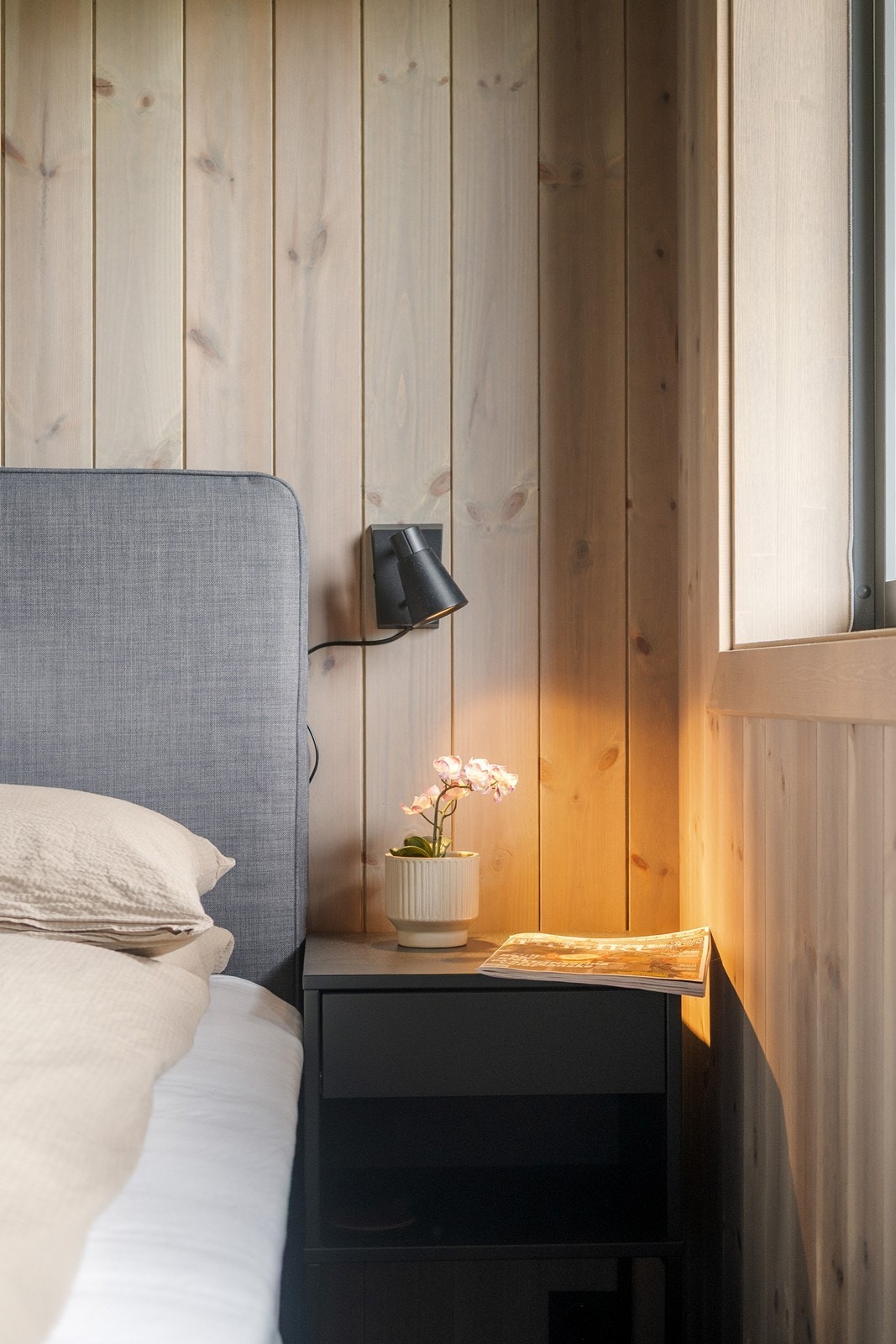 Soverom I har plass til dobbeltseng, nattbord og garderobe. Galleribilde