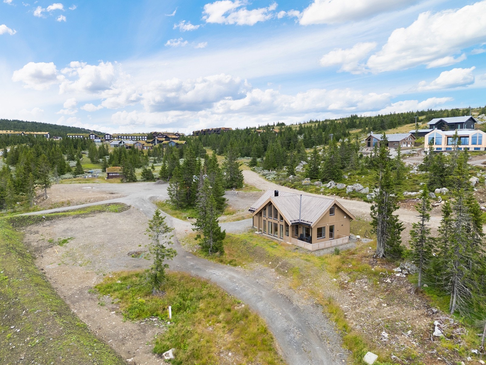 Hytteområdet har adkomst til langrennsløypene som strekker seg til Hornsjø, Nordseter og Sjusjøen, samt eget løypenett som gir ski-in/ski-out adkomst til alpinanlegget. Galleribilde