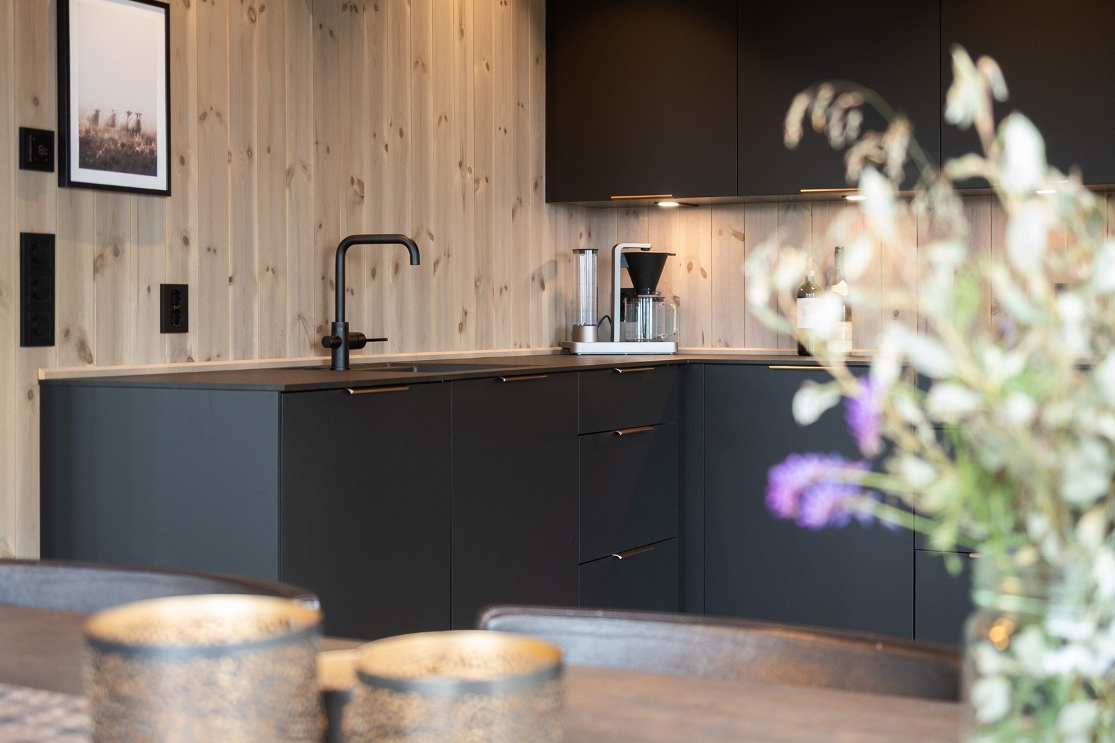 I åpen løsning med kjøkkenet er det en flott spisestue med god plass til å samle både familie og gjester til hyggelige måltider og morsomme spillkvelder. Galleribilde