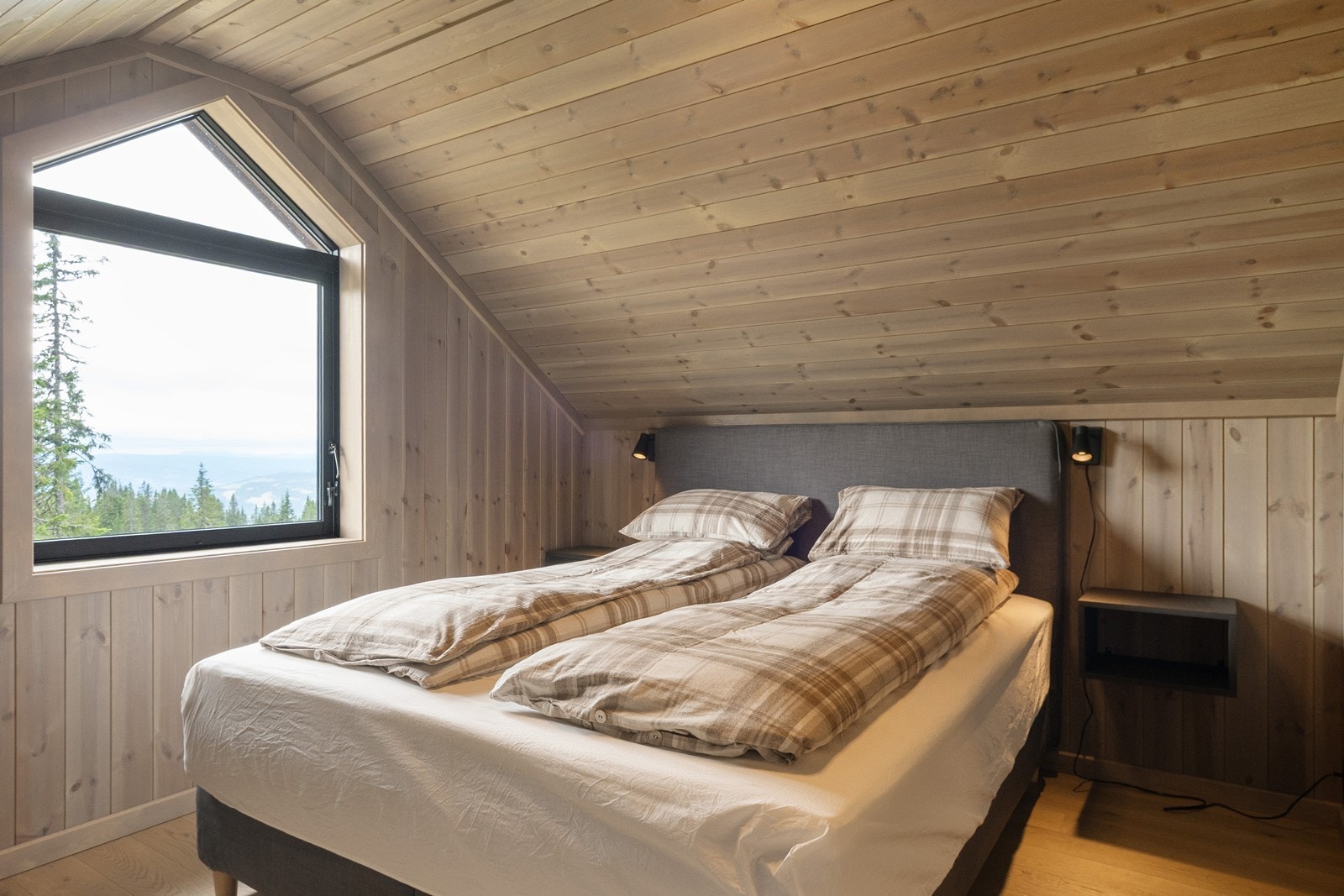 Soverom IV har god plass til dobbeltseng, nattbord og kommode for oppbevaring av tøy. Galleribilde