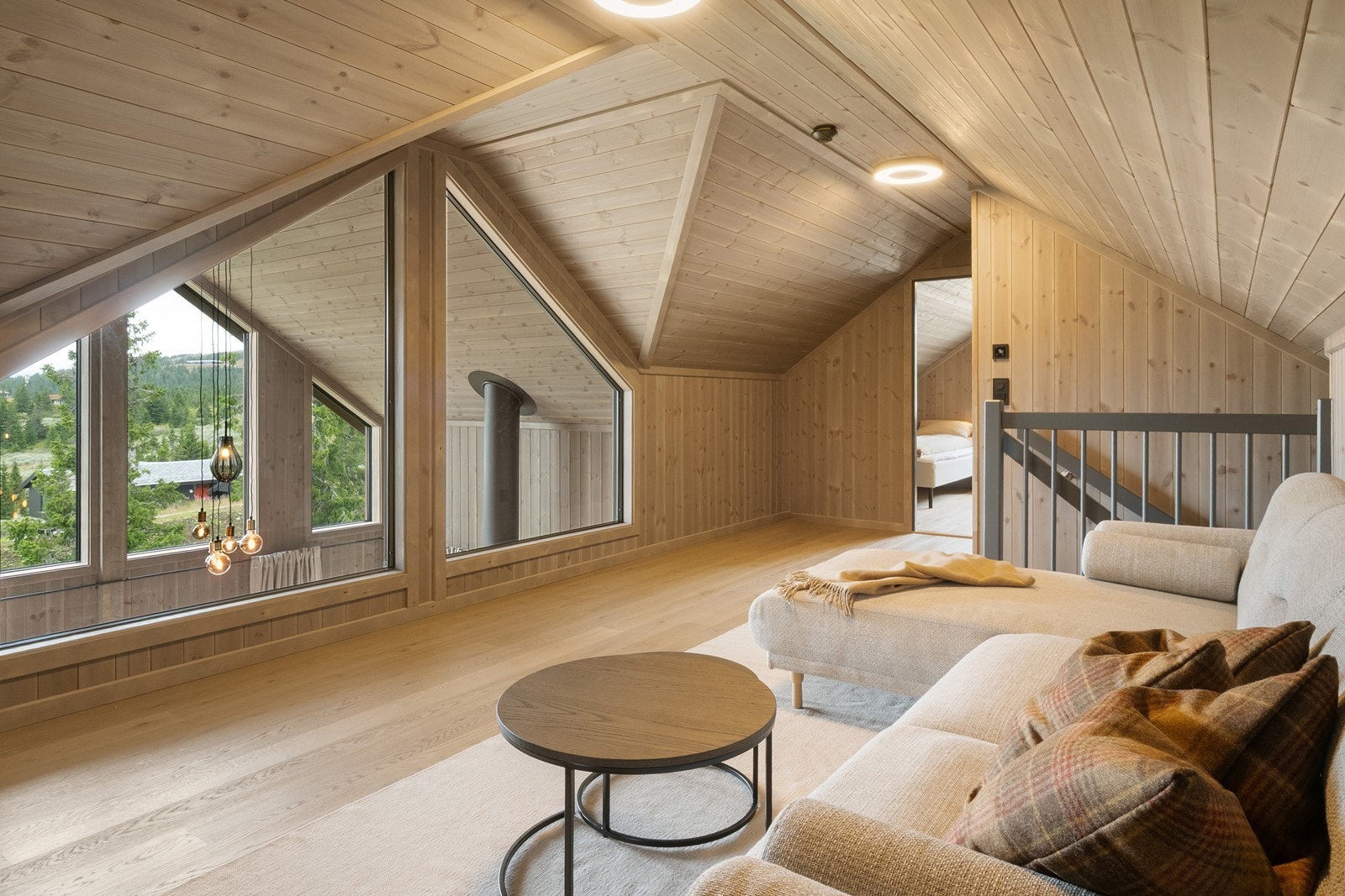 Et vindu vender ut mot stuen nede og gir fint lysinnslipp. Galleribilde