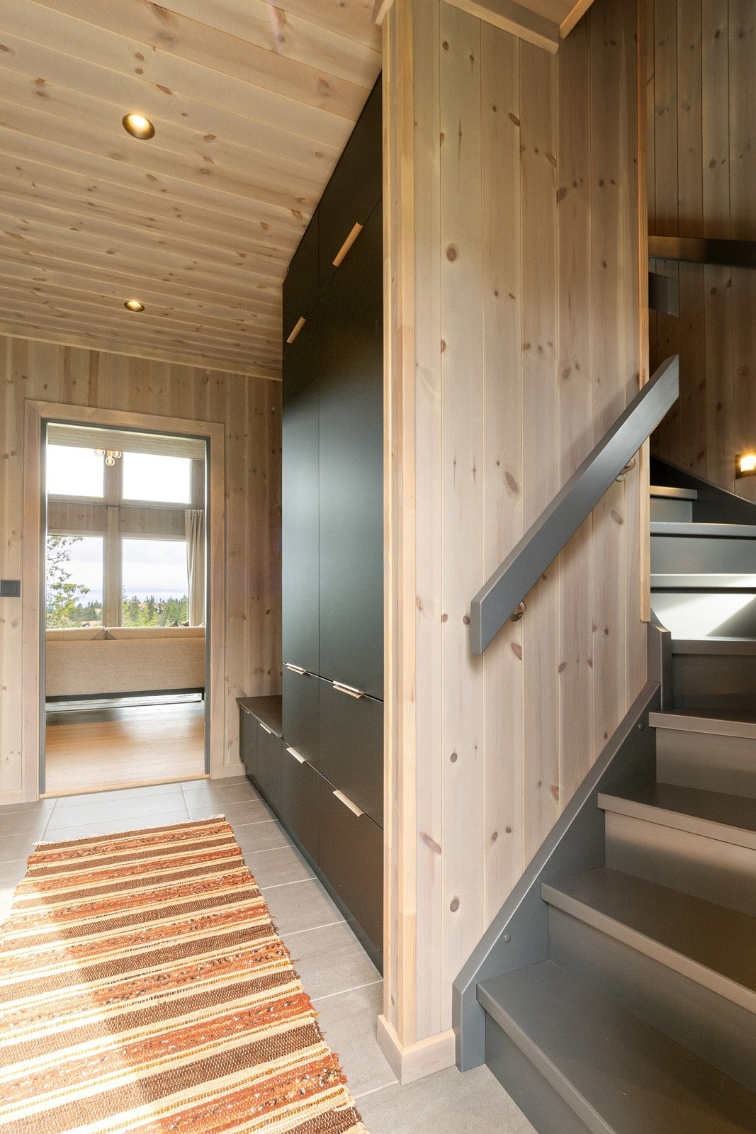 Trappen som fører opp til loft har belysning langs vegg. Galleribilde