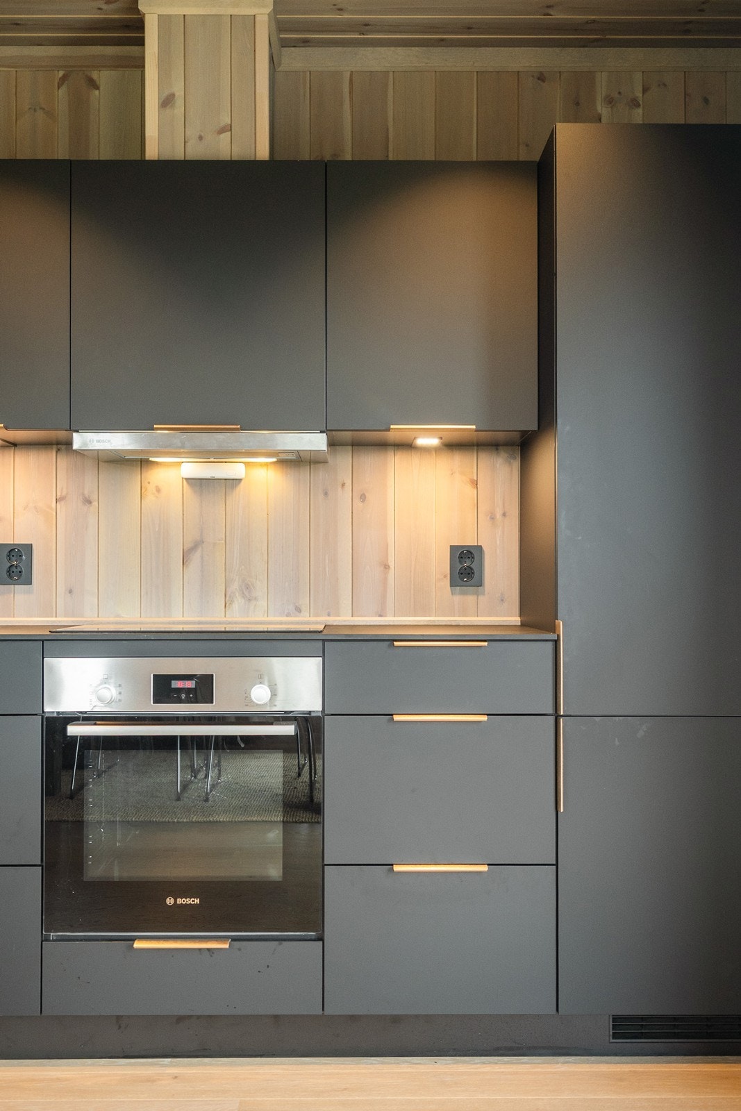 Videre er kjøkkenet utstyrt med integrerte hvitevarer som oppvaskmaskin, kjøl-/fryseskap, stekeovn og koketopp, samt ventilator, komfyrvakt og god arbeidsbelysning. Galleribilde