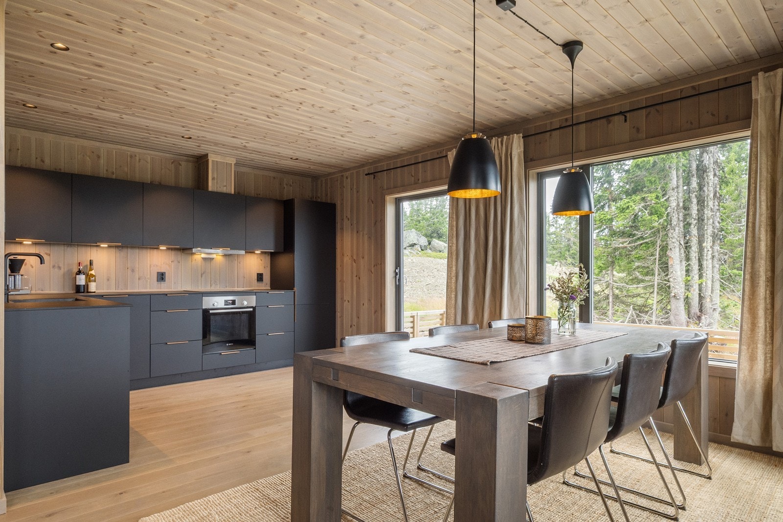 Det er god plass til et stort langbord med plass til hele familien. Galleribilde