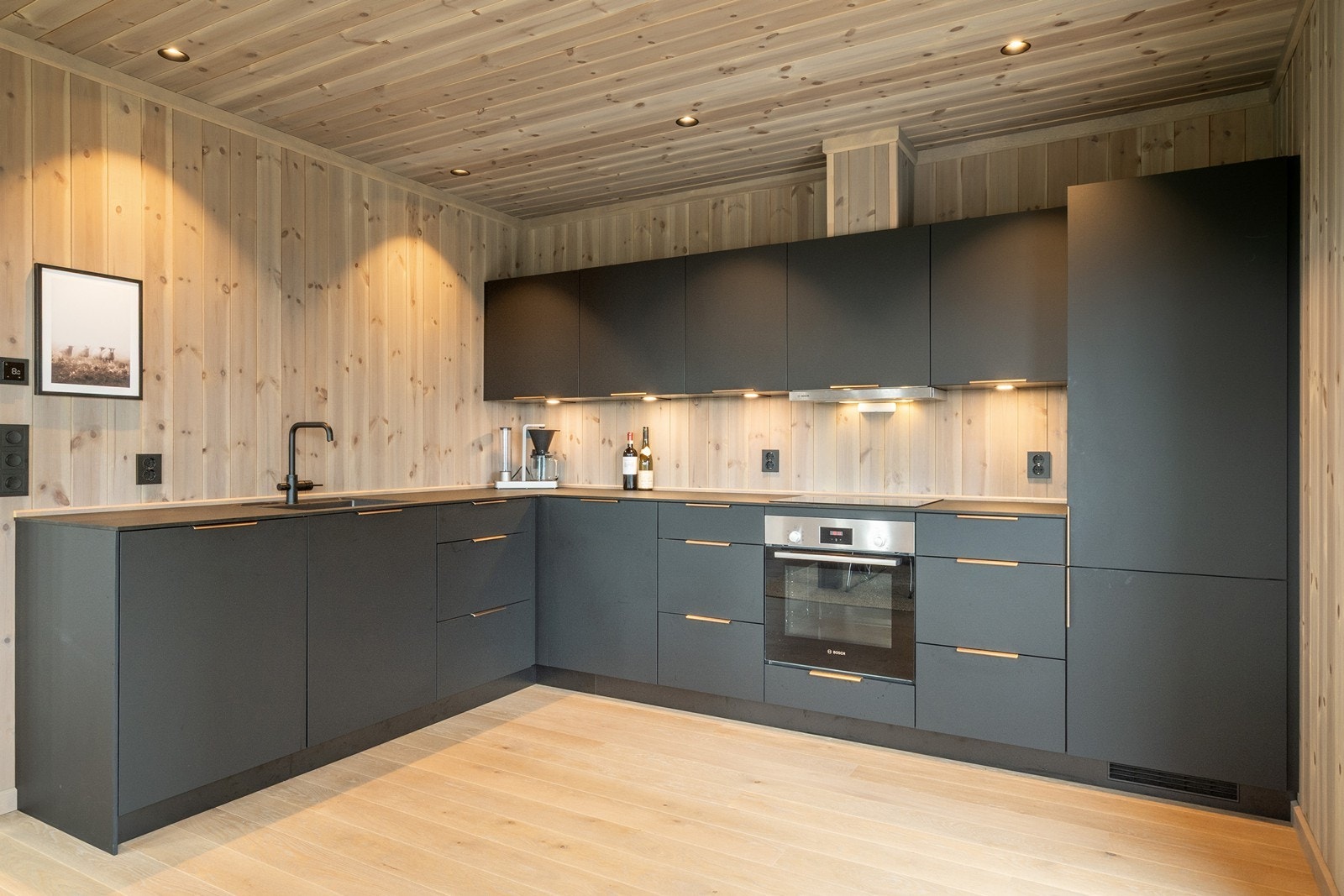 Kjøkkenet har et smakfullt og moderne design med gode benkeflater og rikelig med oppbevaringsplass. Galleribilde