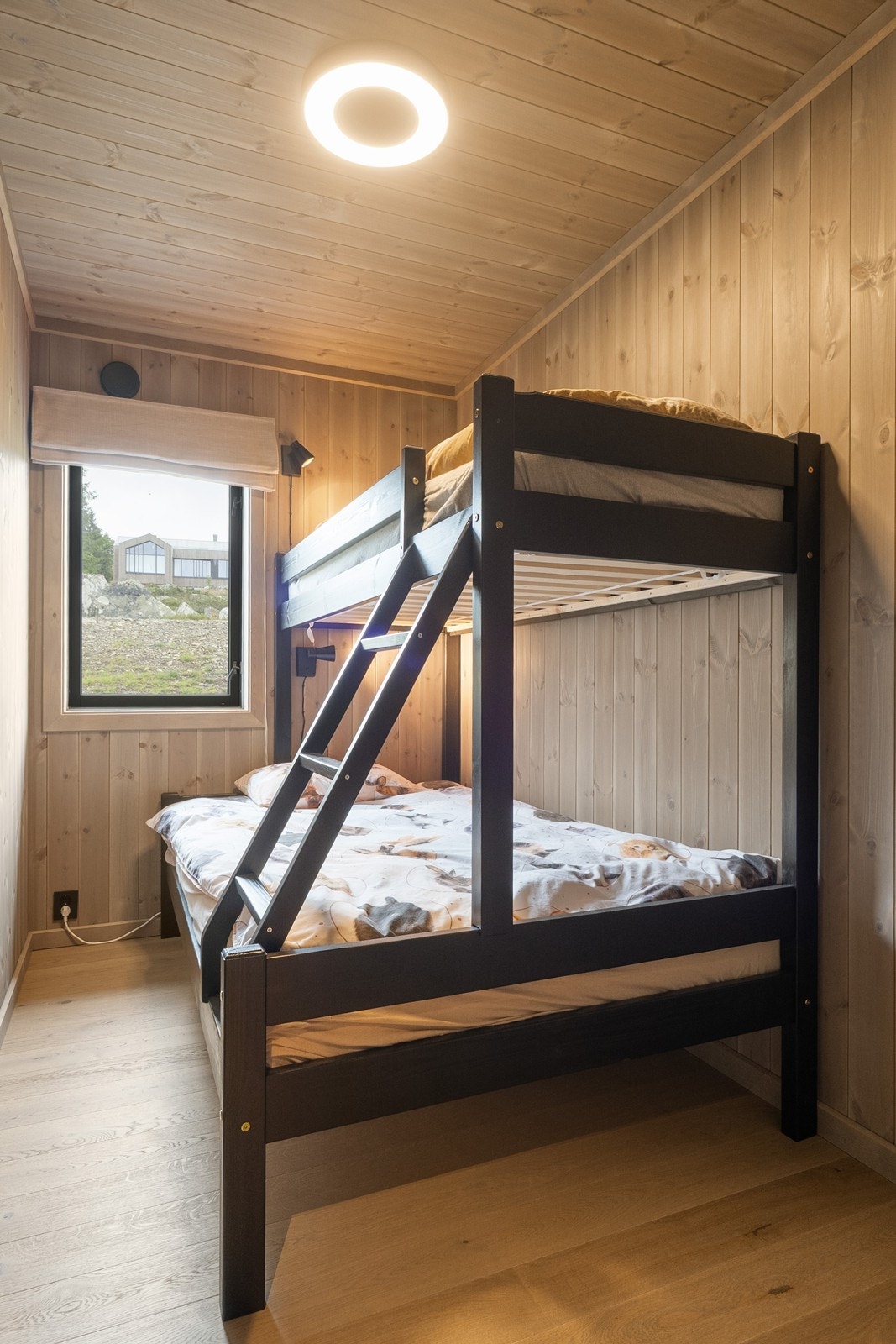 Soverom III ligger i første etasje og passer perfekt med en familiekøye. Galleribilde