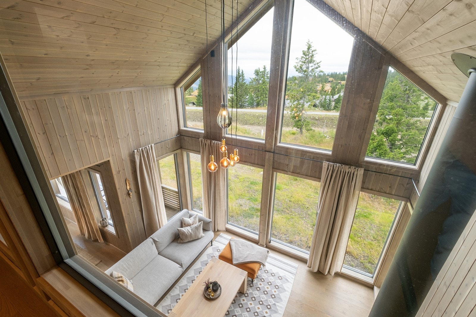 Loftstuen har vinduer som vender mot stuen. Galleribilde