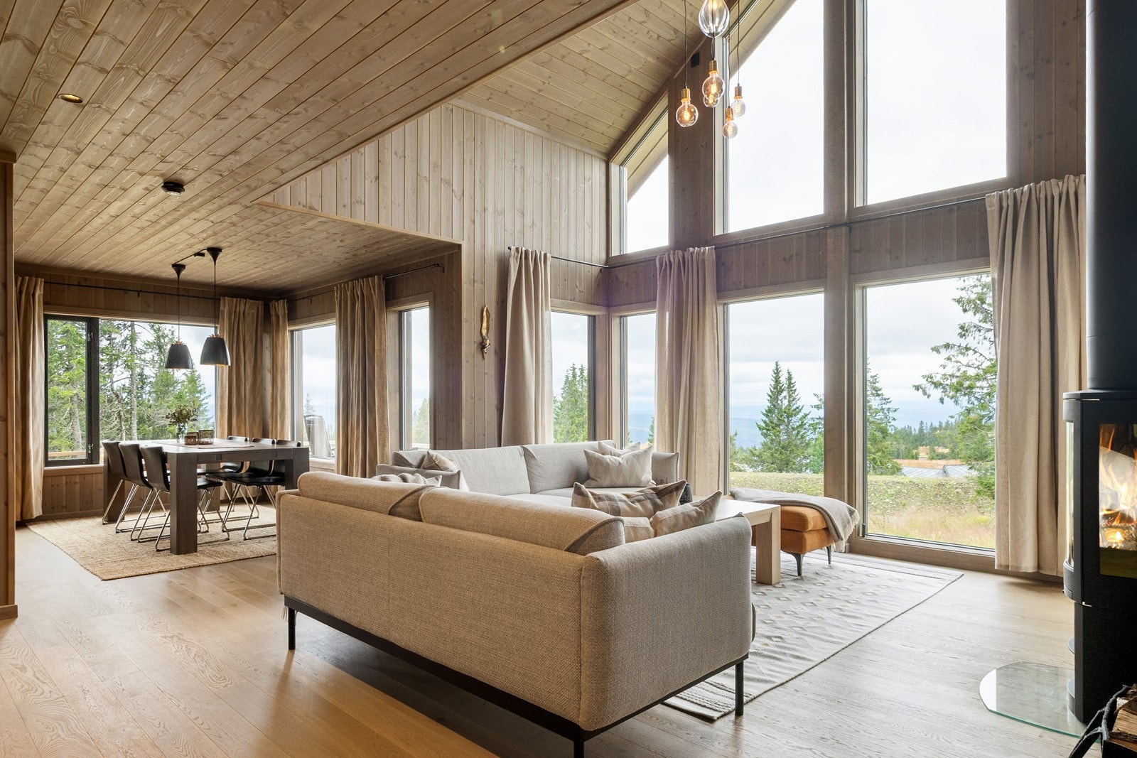 I stuen er det høyt under taket og store vinduer som gir en fantastisk romfølelse. Galleribilde