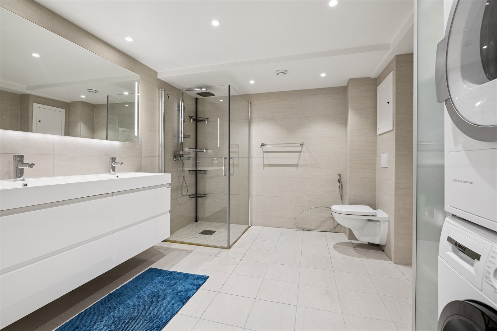 Lyst og lekkert, flislagt baderom fra 2018. Galleribilde