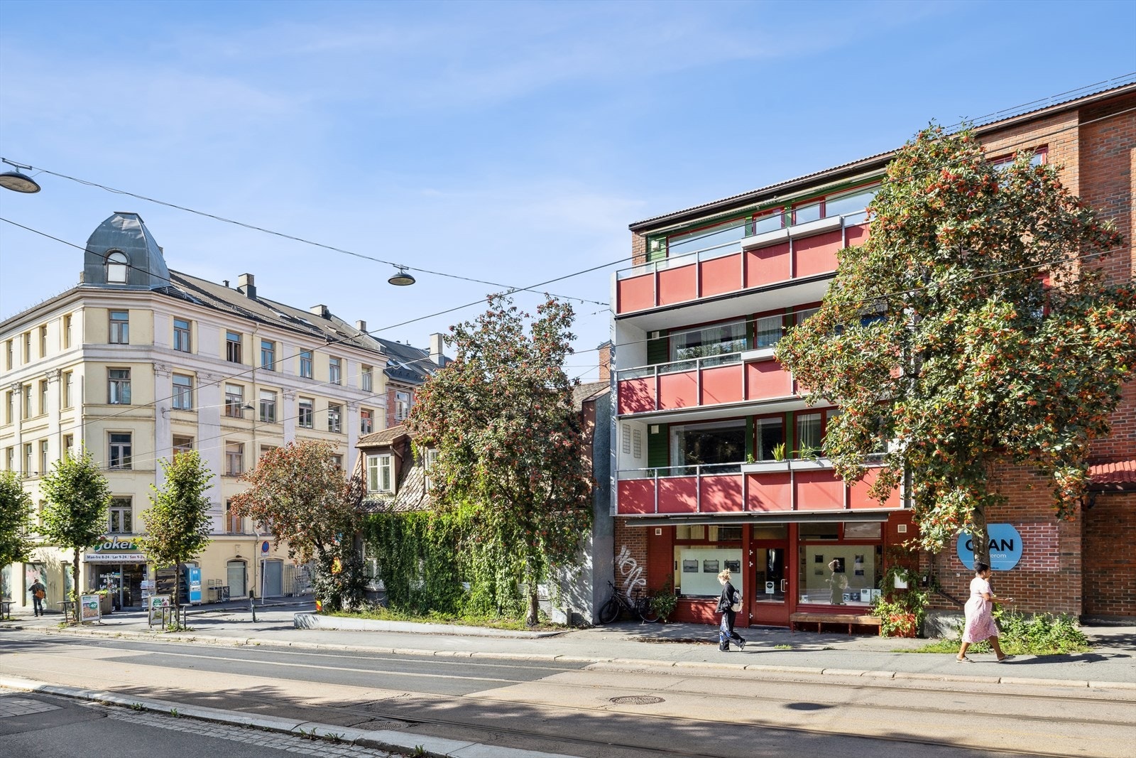 Meget høy etasje over bakkeplan. Boligen ligger rett ved søndagsåpen joker med utvidede åpningstider. Galleribilde