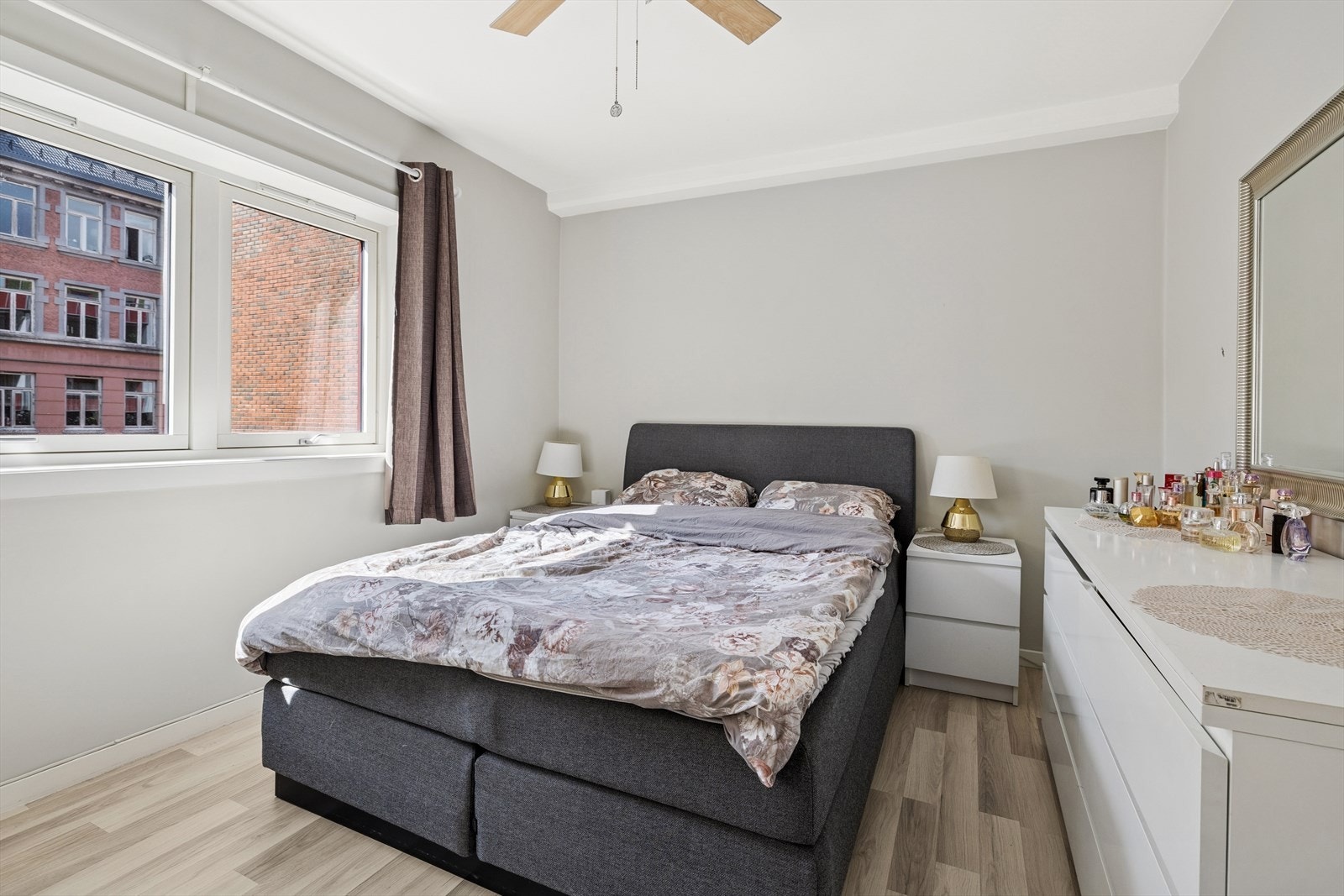 Boligen har en familievennlig planløsning med 3 gode soverom. Galleribilde