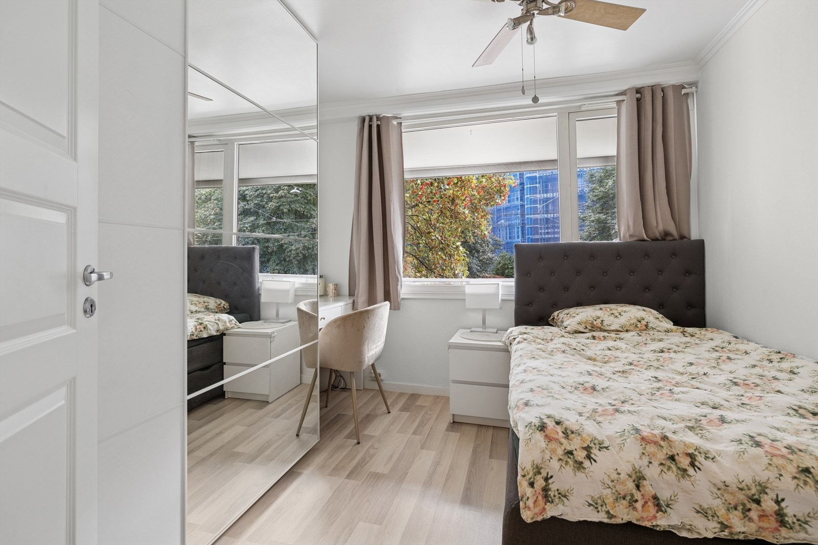 Disse har også god oppbevarinsplass i skyvedørsgarderober med speildører. Galleribilde