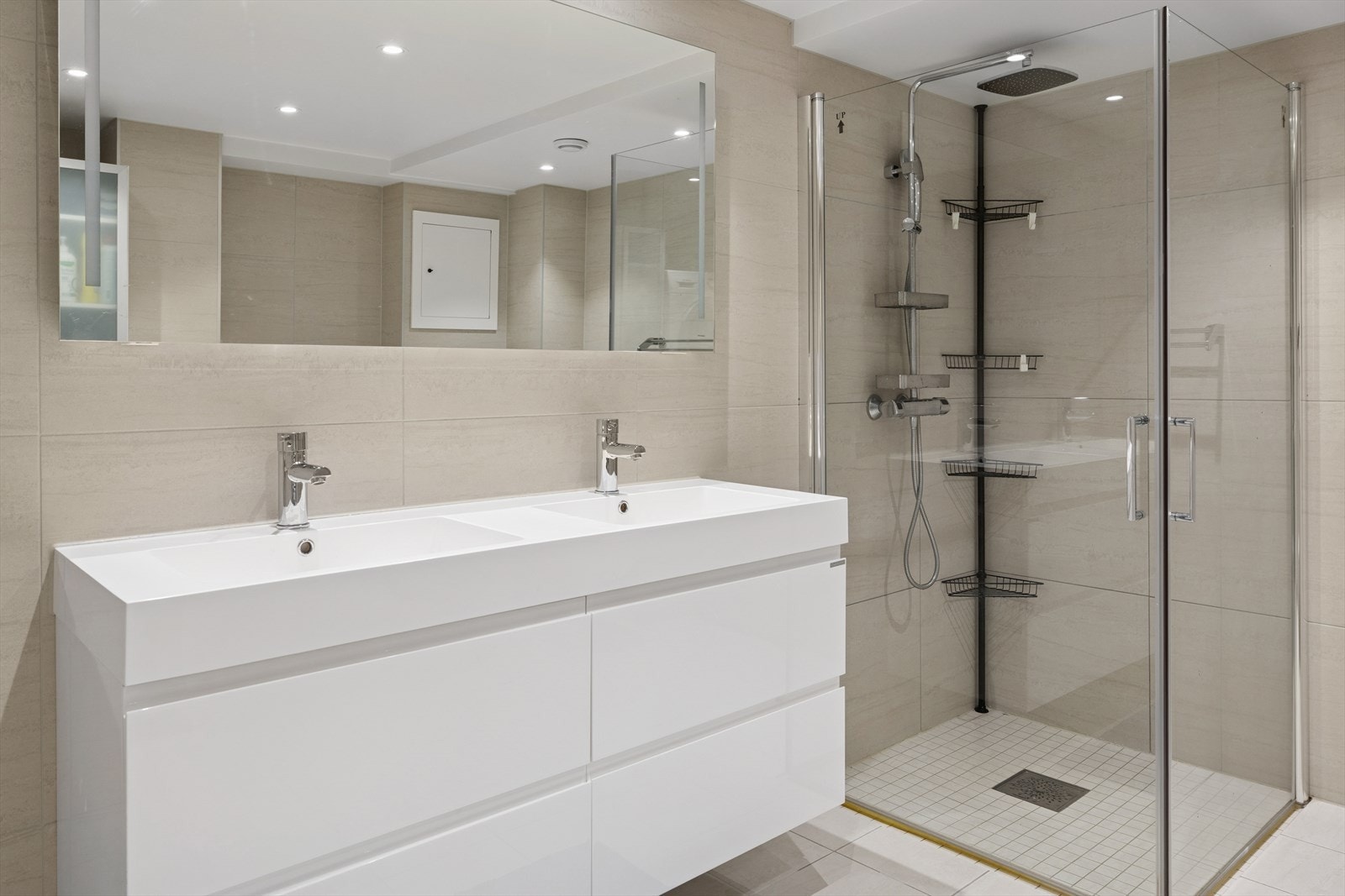 Badet er meget romslig og har baderomsinnredning med glatte, høyglans fronter og dobbel heldekkende servant. Galleribilde