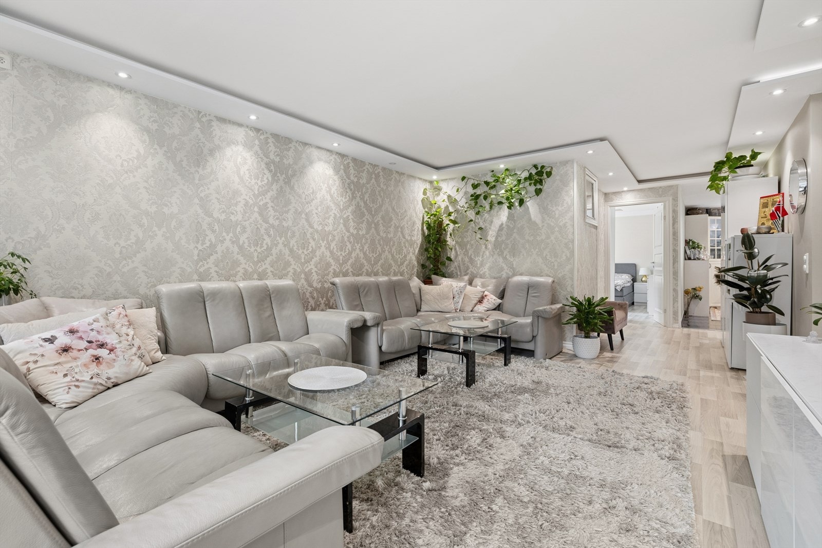 Leiligheten har utstrakt bruk av spotter/downlightsbelysning. Galleribilde