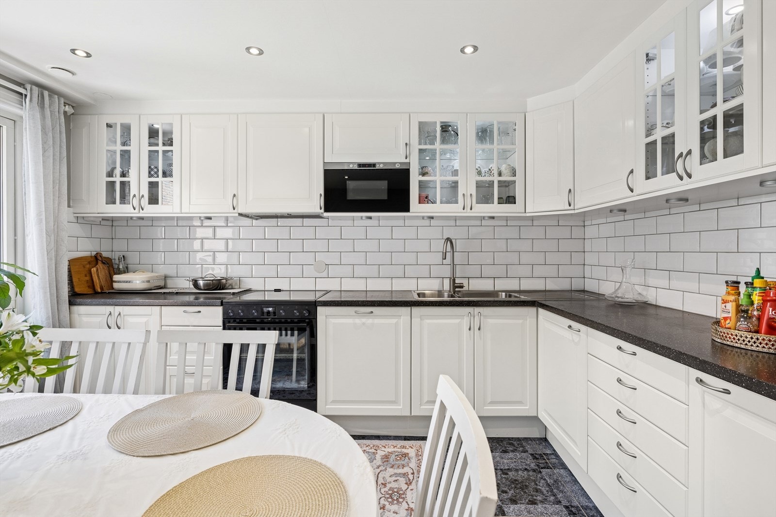 Romslig og lyst, separat kjøkken med komfyr med keramisk platetopp, stekeovn, mikrobølgeovn, oppvaskmaskin og et fritstående kjøleskap. Galleribilde