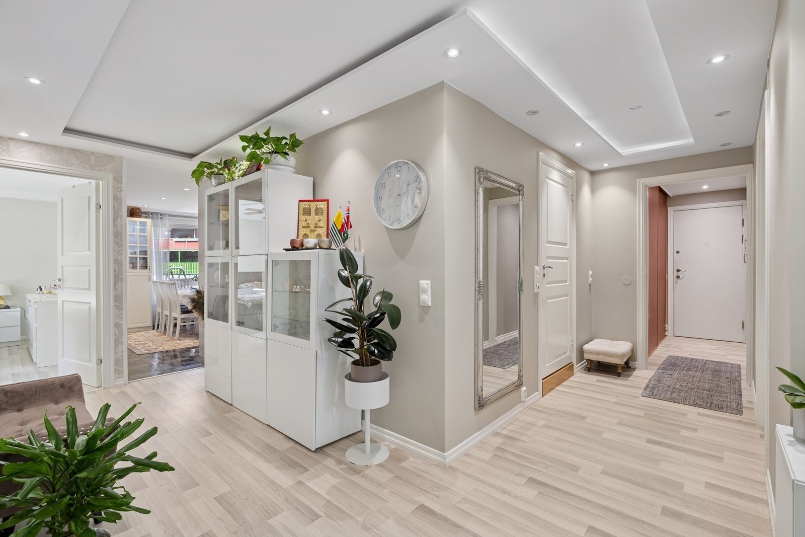 Lys entré med gode oppbevaringsmuligheter i skyvedørsgarderobe. Galleribilde