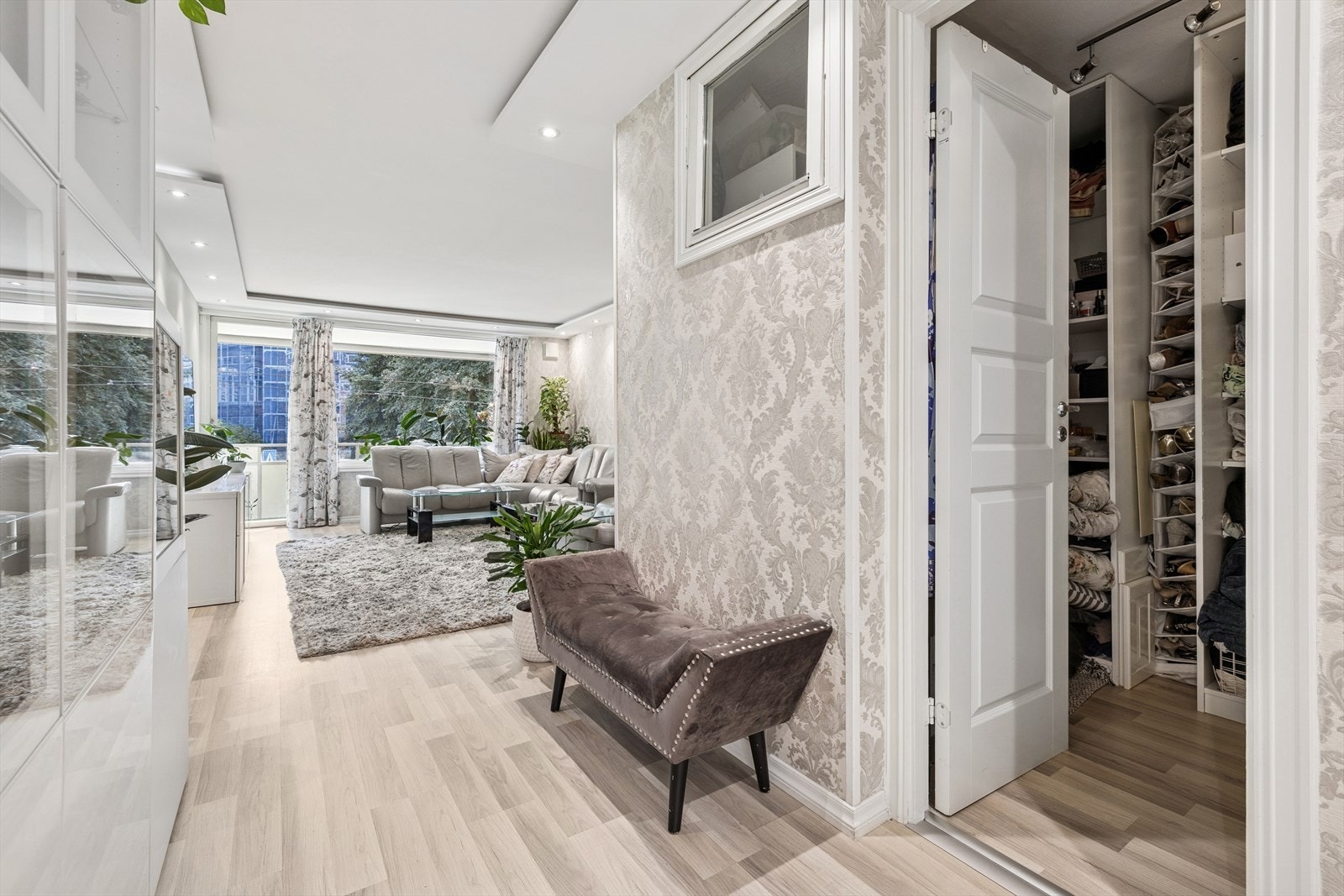 Boligen har meget god oppbevaringsplass i intern bod. I tillegg medfølger det en bod til leiligheten beliggende i fellesarealer. Galleribilde