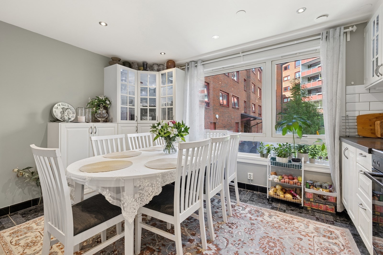 Kjøkkenet har plass til spisebord som skaper en perfekt arena for samvær og underholdning mens måltidene tilberedes. Store vinduer slipper inn godt med dagslys. Galleribilde