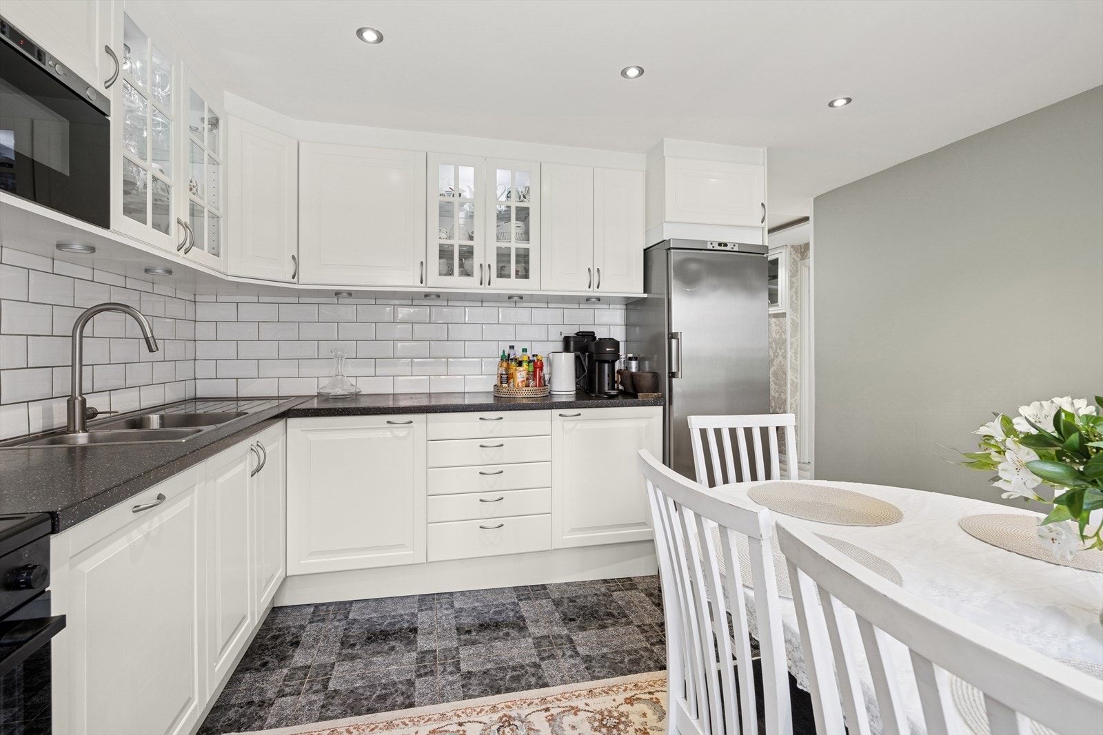 Meget god oppbevaringsplass i over- og underskap. Galleribilde