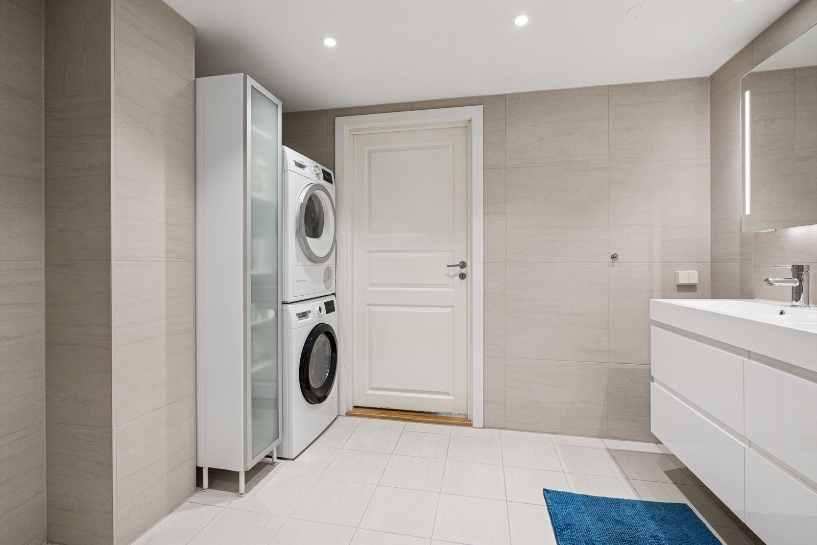 Badet har opplegg og plass for vaskemaskin og tørketrommel. Borettslaget har også fellesvaskeri. Galleribilde