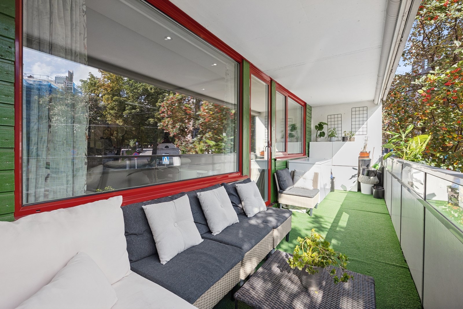 Utgang fra stue til sydøstvendt balkong på ca. 12,6 m². Her er det plass til sittegruppe hvor varme sommerdager kan nytes. Galleribilde