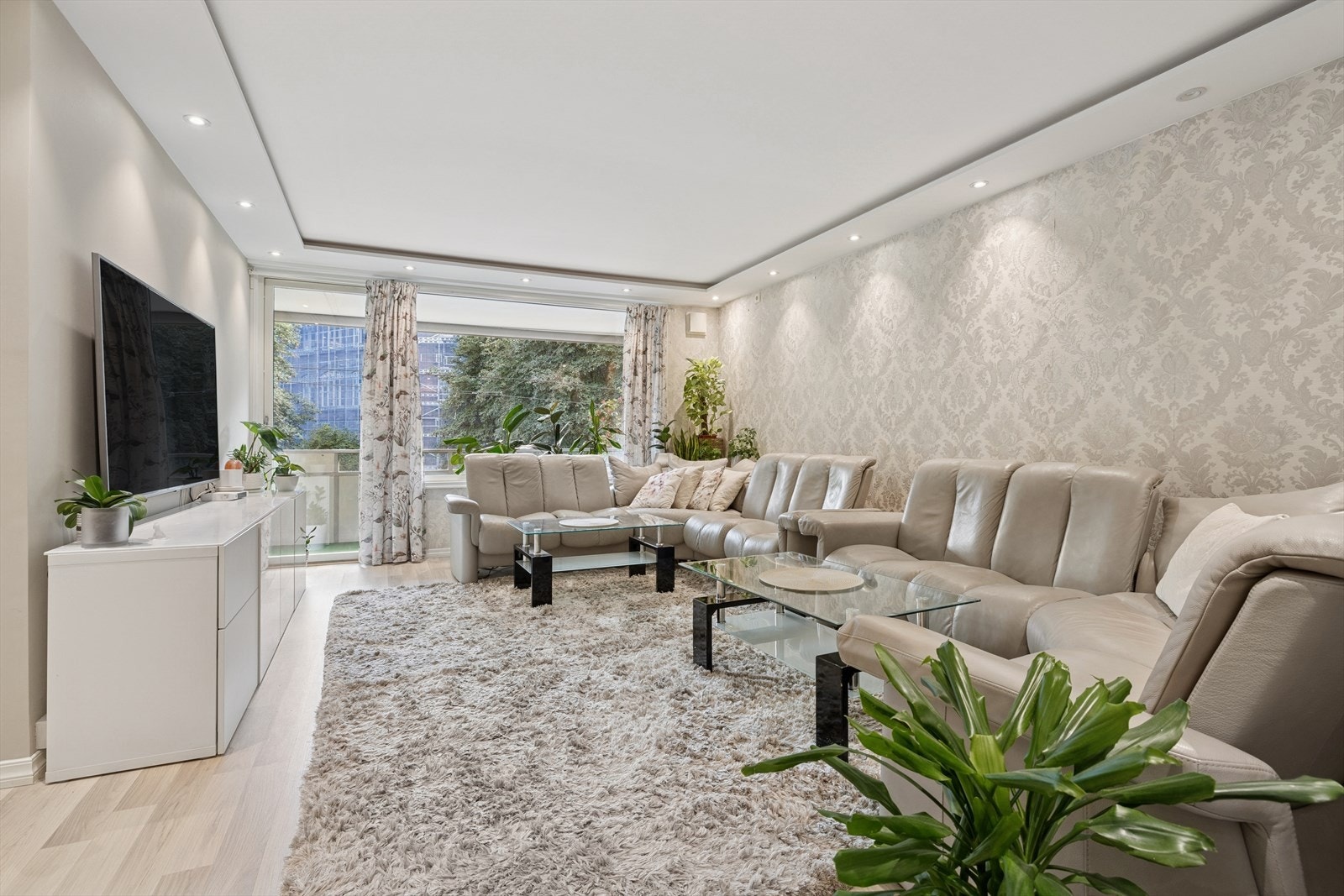 Romslig, møbleringsvennlig stue med god plass til sofagruppe, spisebord m.m. Galleribilde