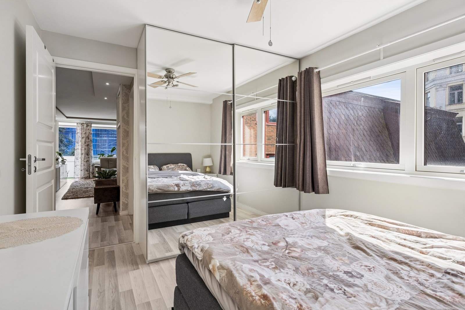 Hovedsoverommet har god plass til dobbeltseng, tilhørende nattbord. Romslig skyvedørsgarderobe montert. Galleribilde